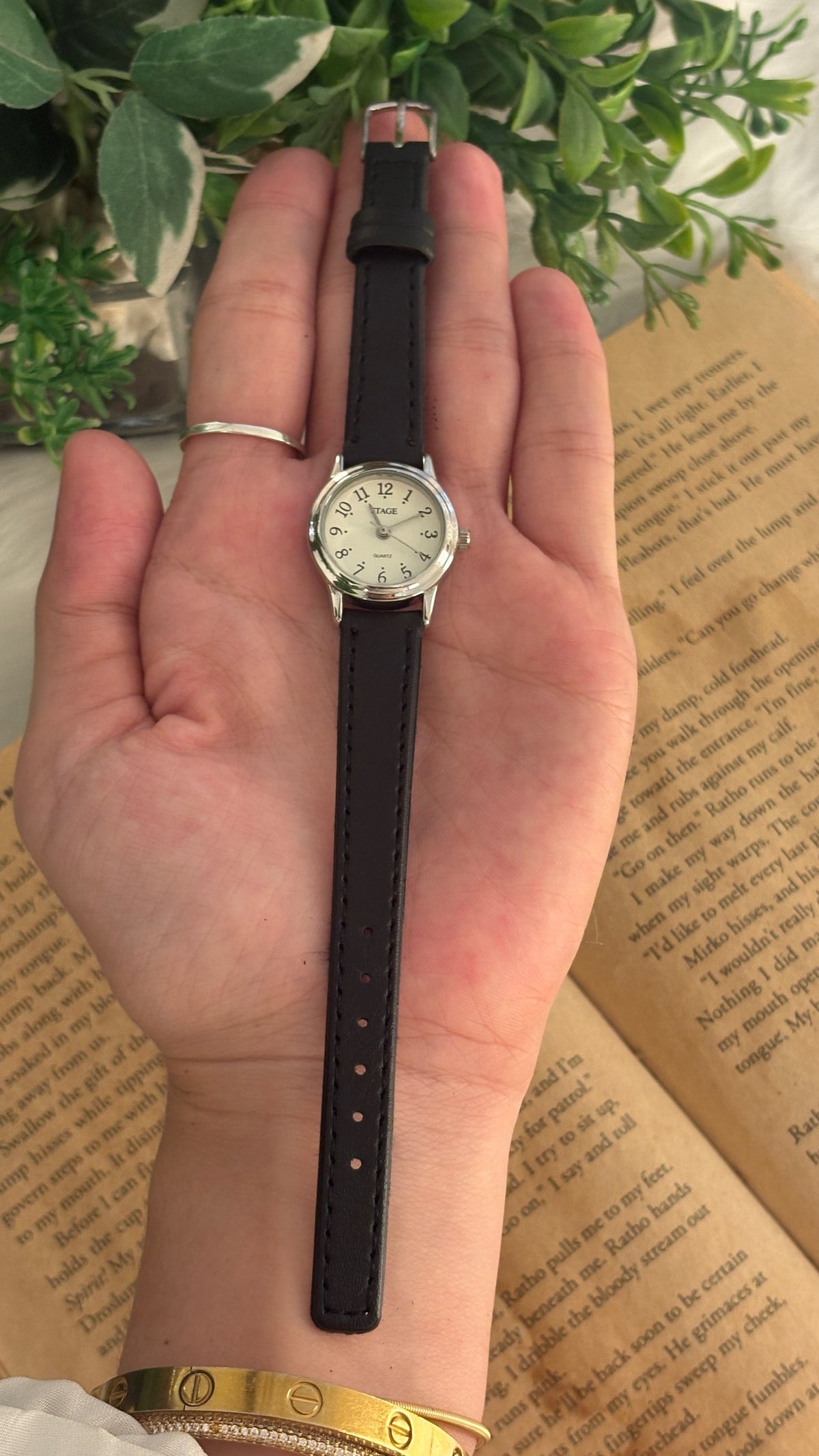 Vintage Stage Classic Watch in Silver Tone Black Leather Quartz
