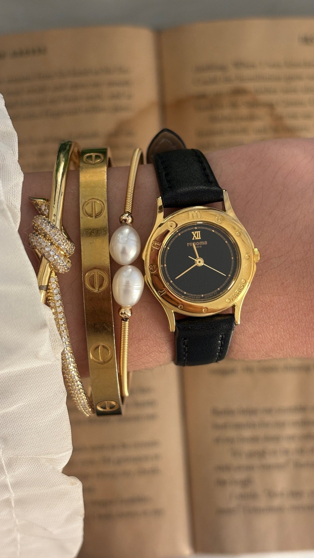 Vintage Renoma Citizen Black Dial Watch in Gold Tone Black Leather Quartz