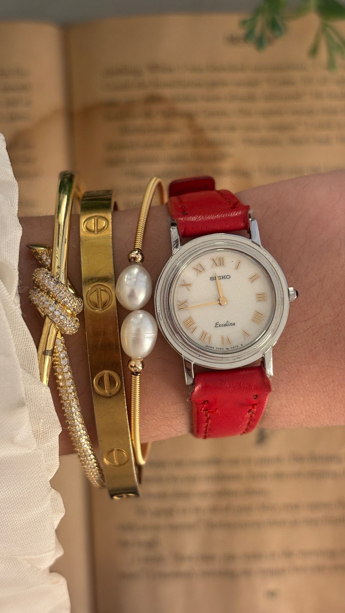 Rare Vintage Seiko Exceline Roman Dial Watch in Silver Tone Red Leather Quartz