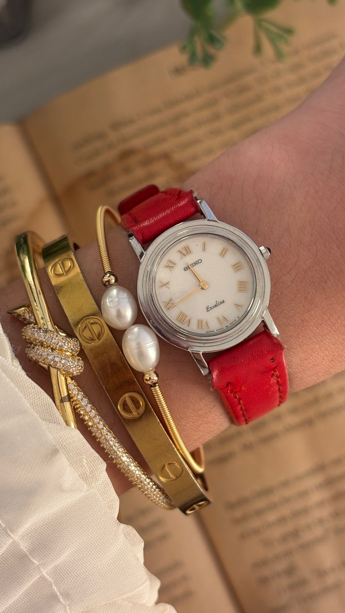 Rare Vintage Seiko Exceline Roman Dial Watch in Silver Tone Red Leather Quartz