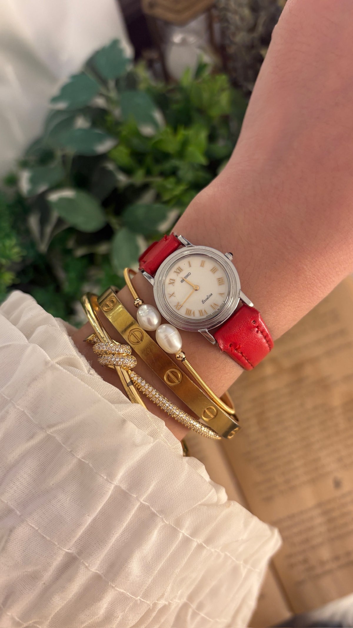 Rare Vintage Seiko Exceline Roman Dial Watch in Silver Tone Red Leather Quartz