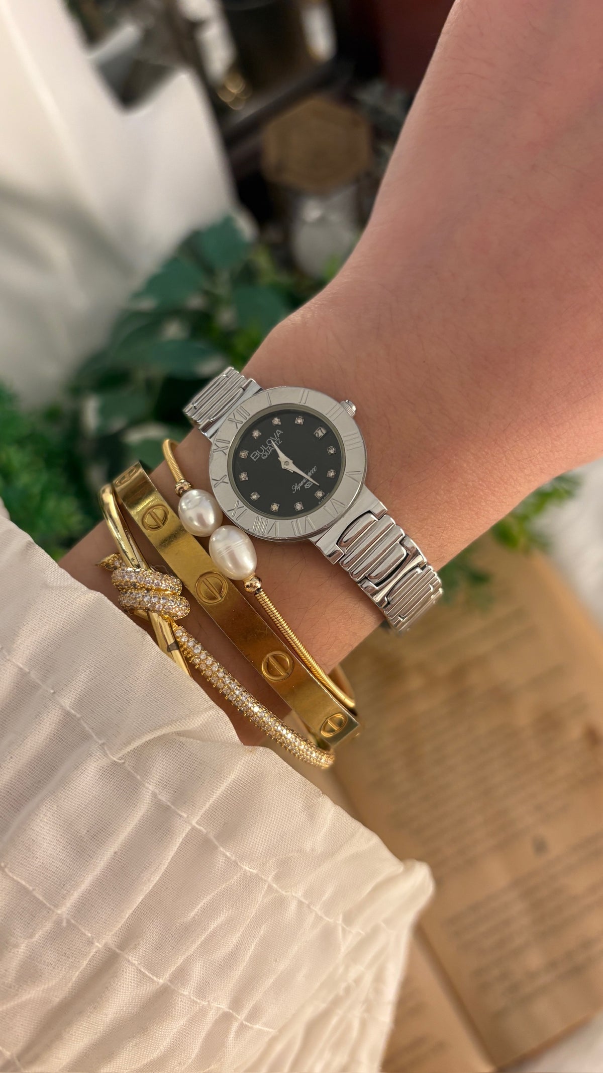 Rare Vintage Bulova Swiss Superior 2000 Watch in Silver Tone Quartz