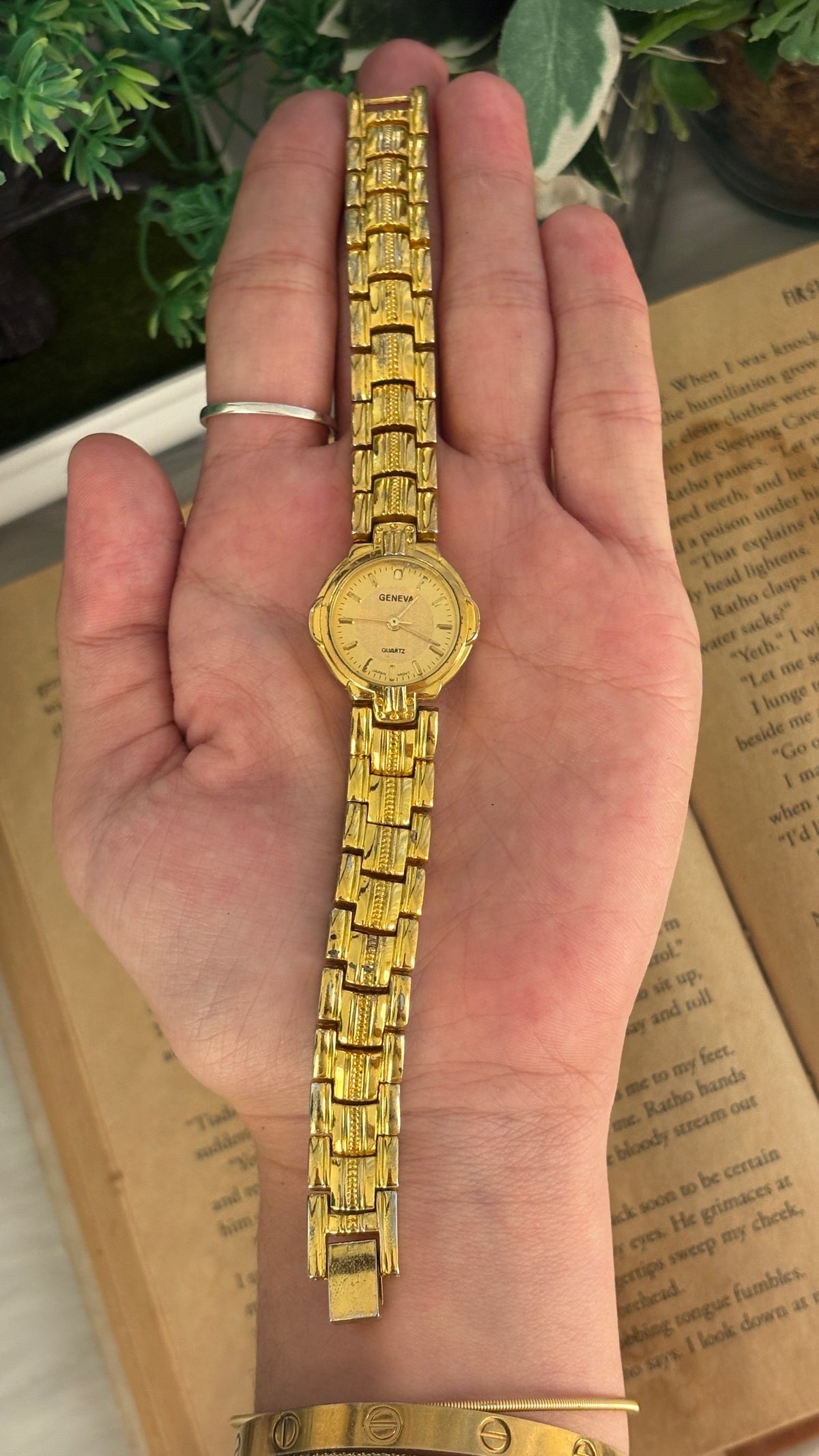 Vintage Geneva Classic Watch in Gold Tone Quartz