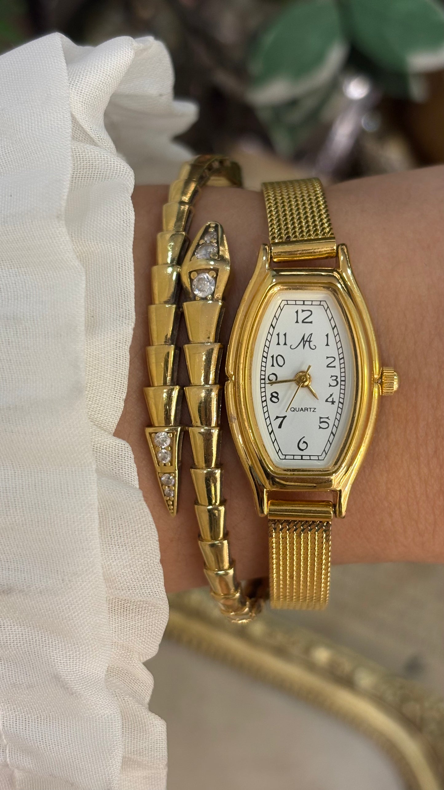 Dainty Vintage Montre Barrel Dial Mesh Watch in Gold Tone Quartz