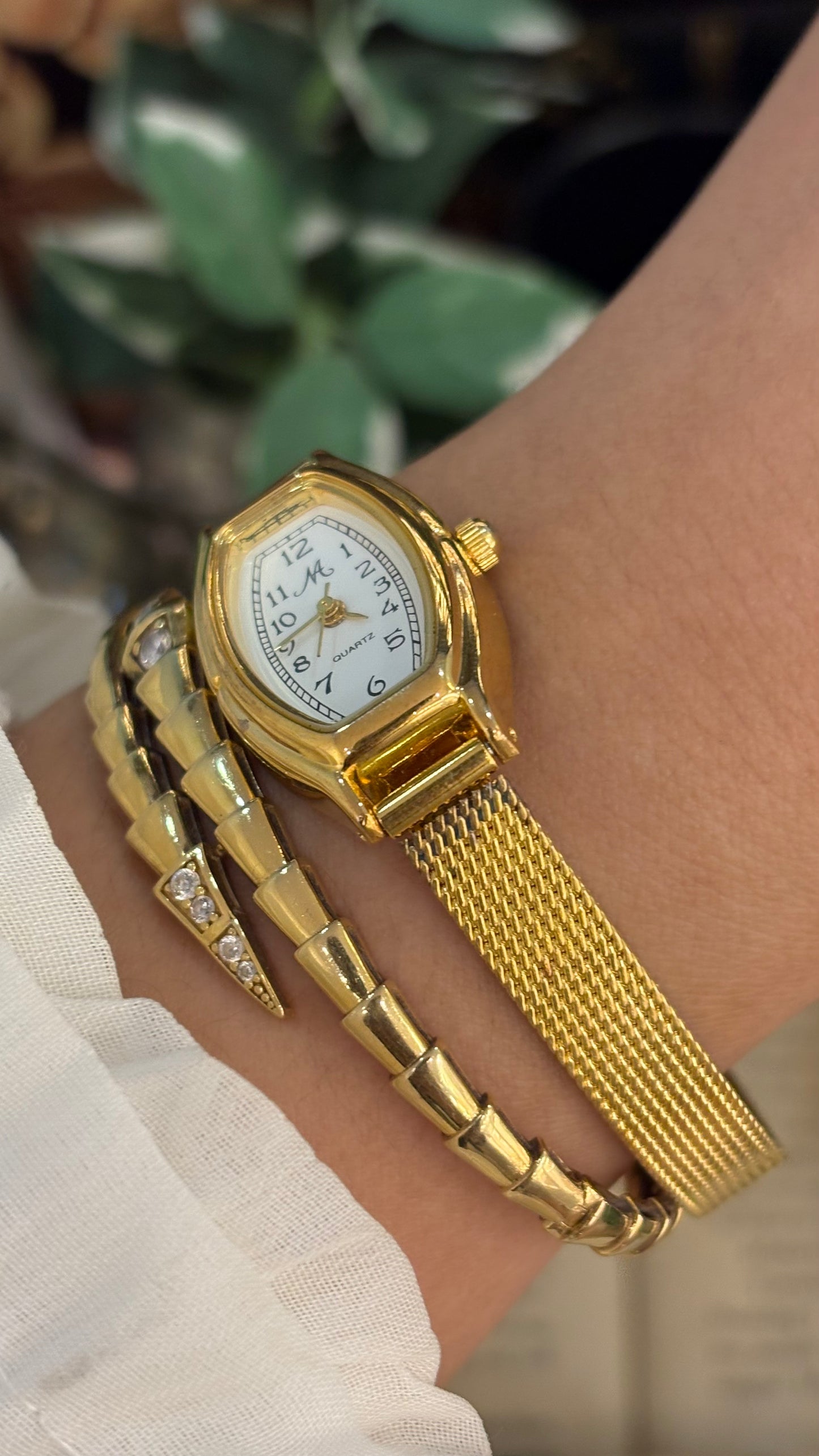 Dainty Vintage Montre Barrel Dial Mesh Watch in Gold Tone Quartz