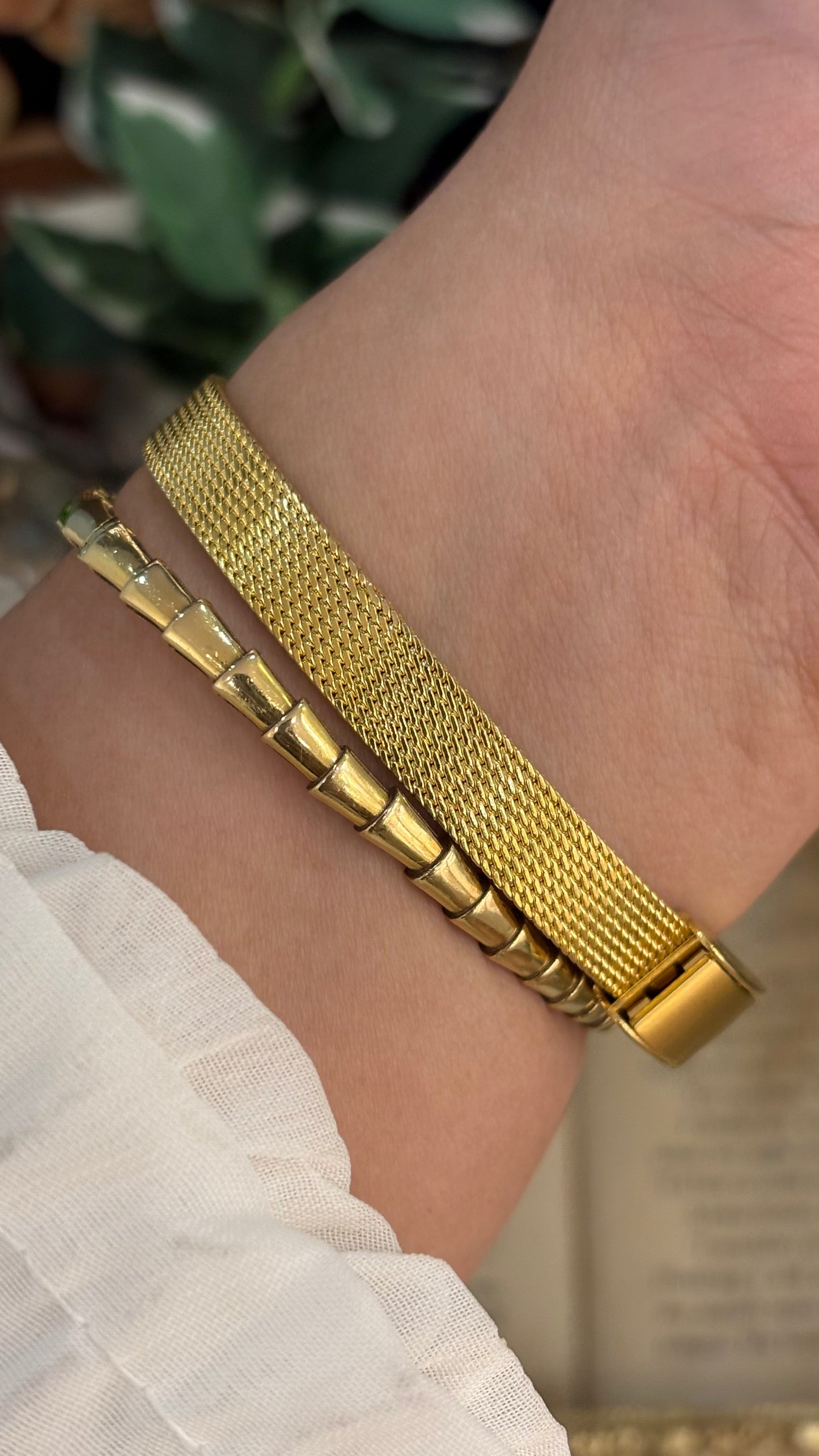 Dainty Vintage Montre Barrel Dial Mesh Watch in Gold Tone Quartz