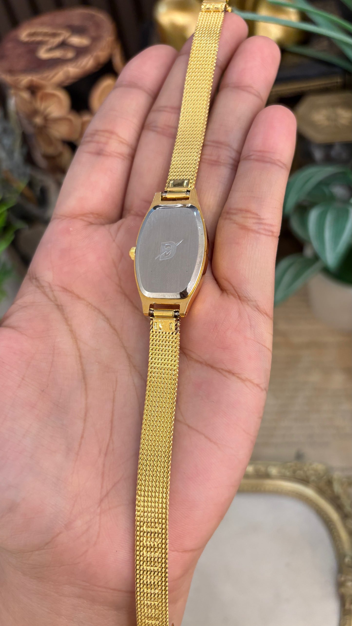 Dainty Vintage Montre Barrel Dial Mesh Watch in Gold Tone Quartz