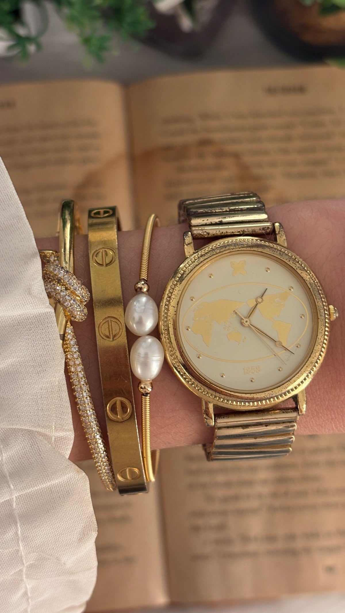 Rare Vintage World Map Expandable Band Watch in Gold Tone Quartz