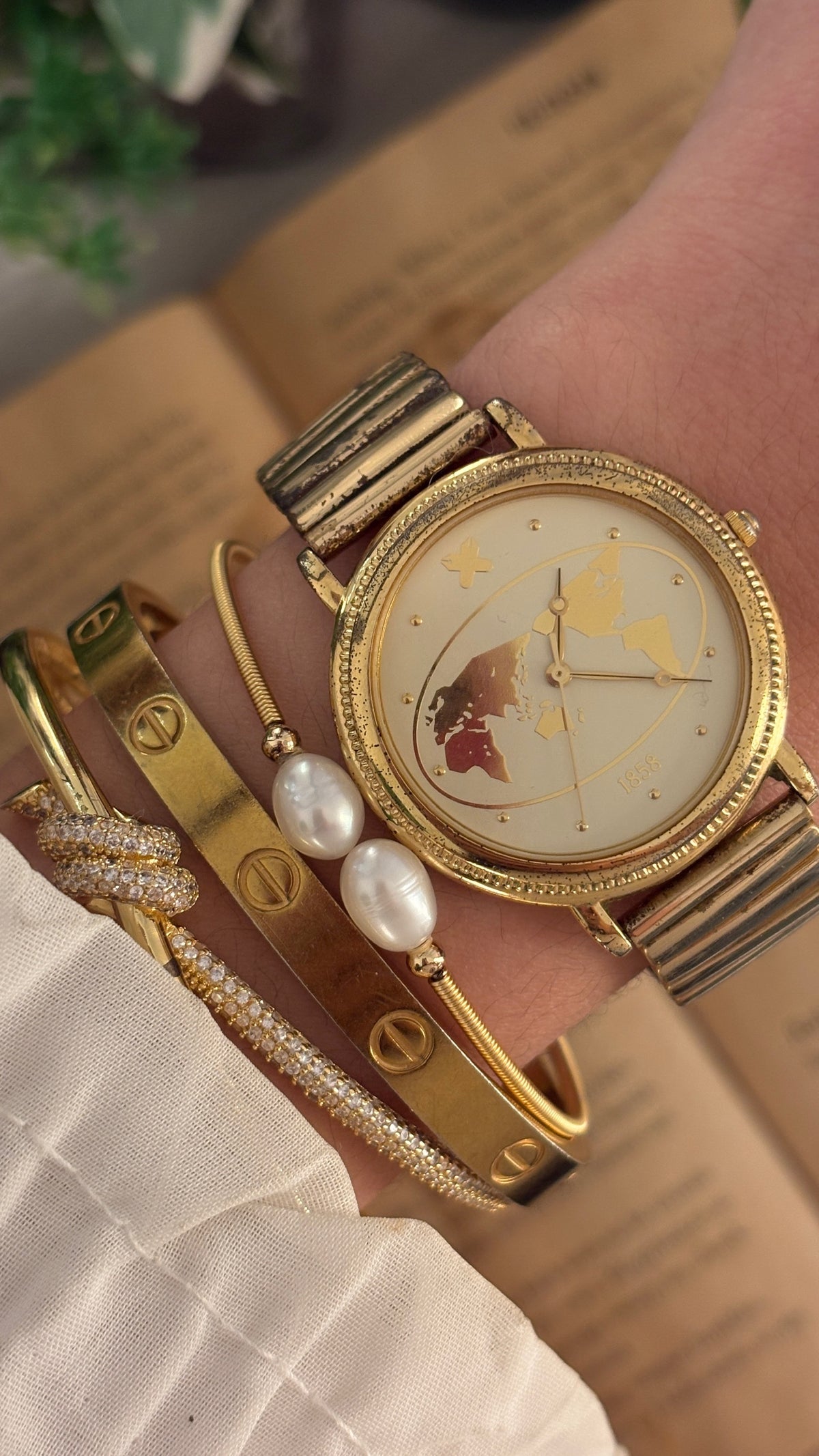 Rare Vintage World Map Expandable Band Watch in Gold Tone Quartz