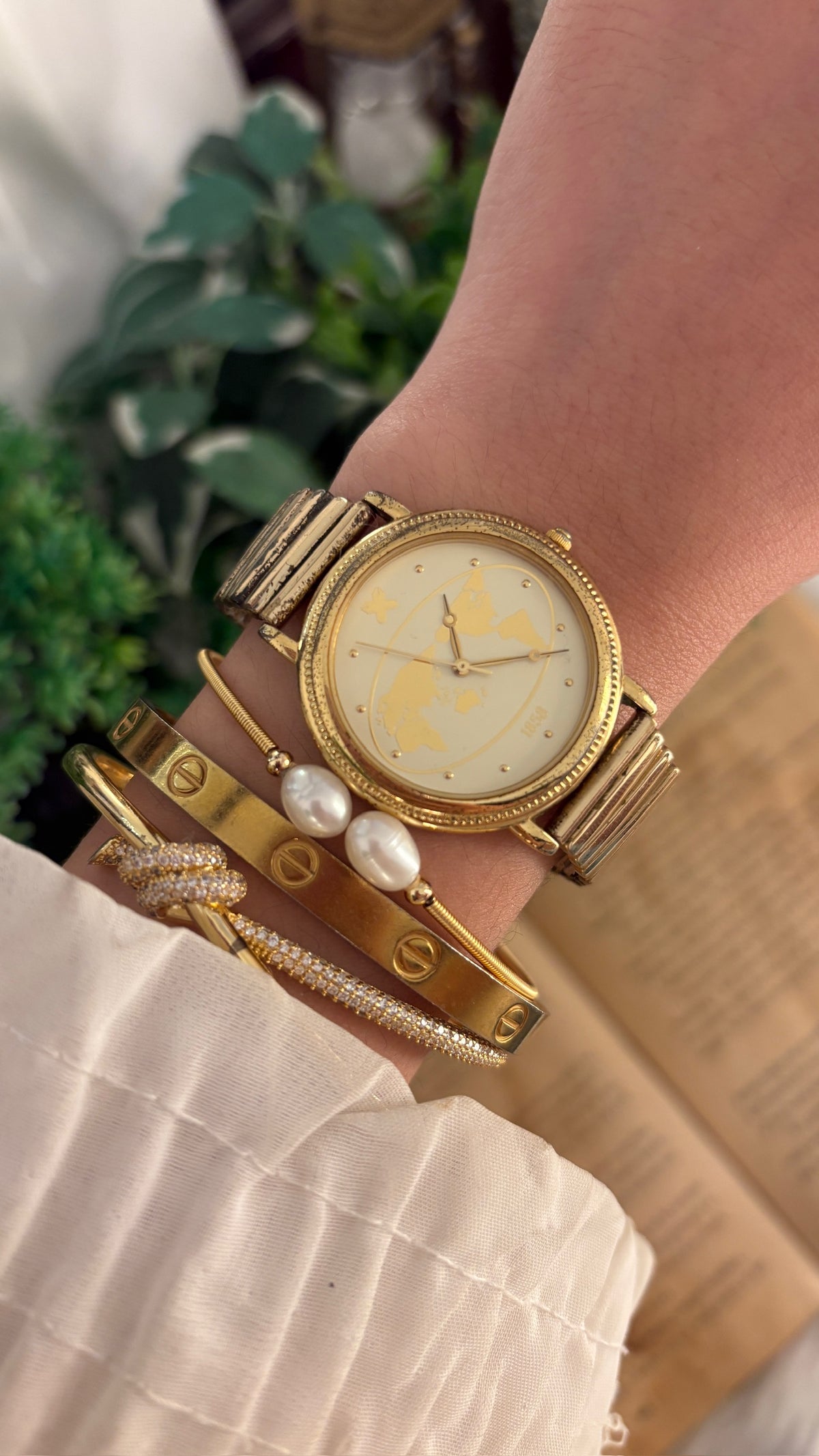 Rare Vintage World Map Expandable Band Watch in Gold Tone Quartz