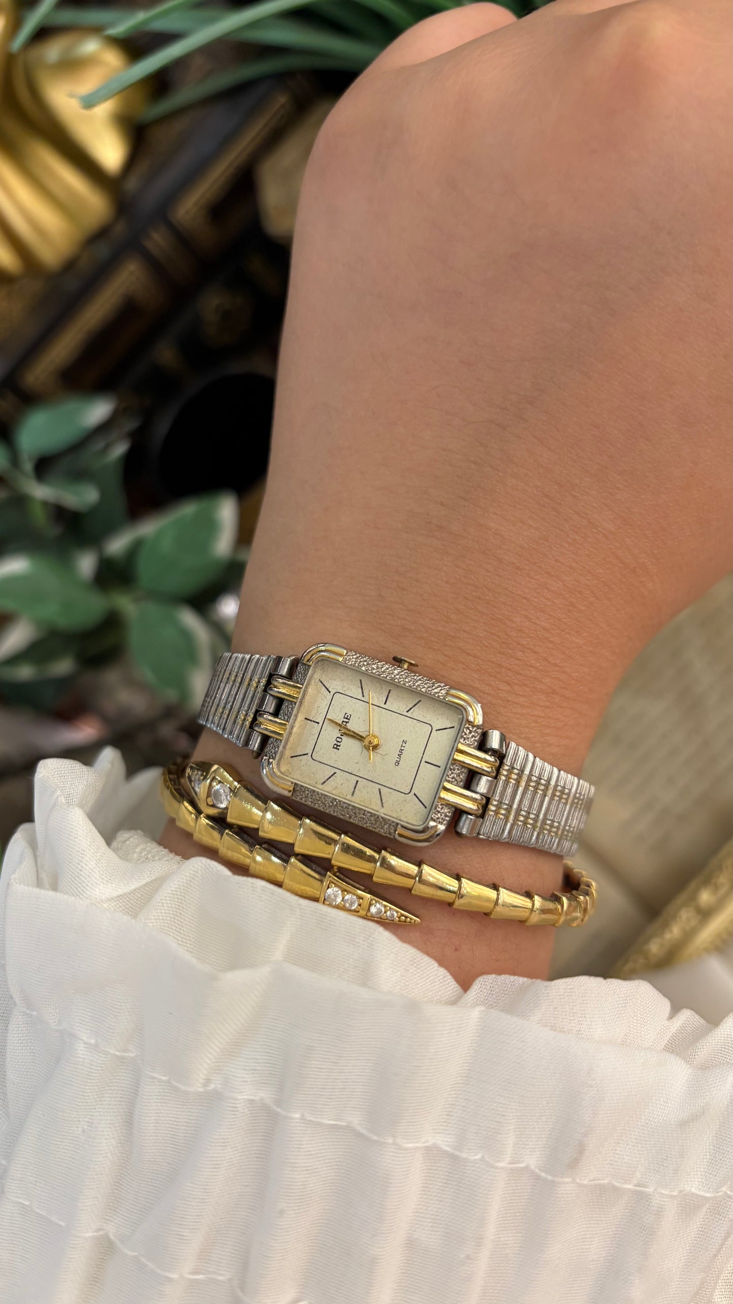 Vintage Rojiae Texture Accent on Bezel Minimalist Watch in Two-Tone Quartz