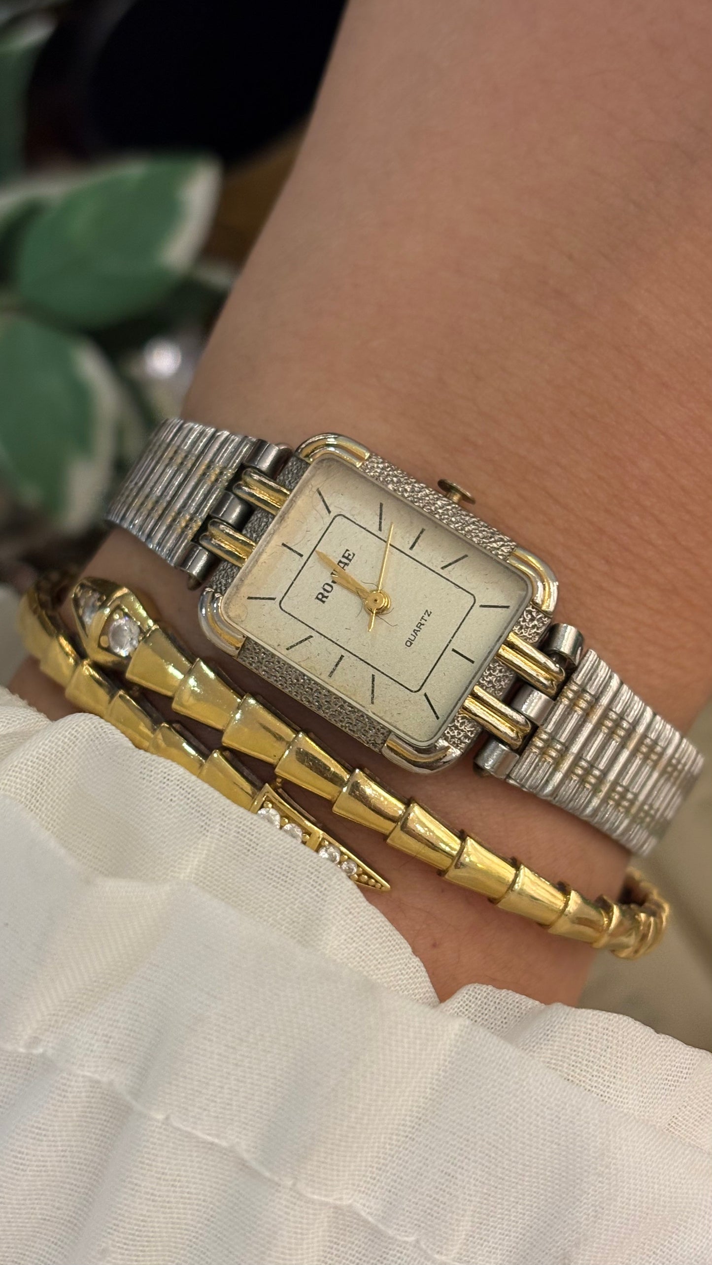 Vintage Rojiae Texture Accent on Bezel Minimalist Watch in Two-Tone Quartz