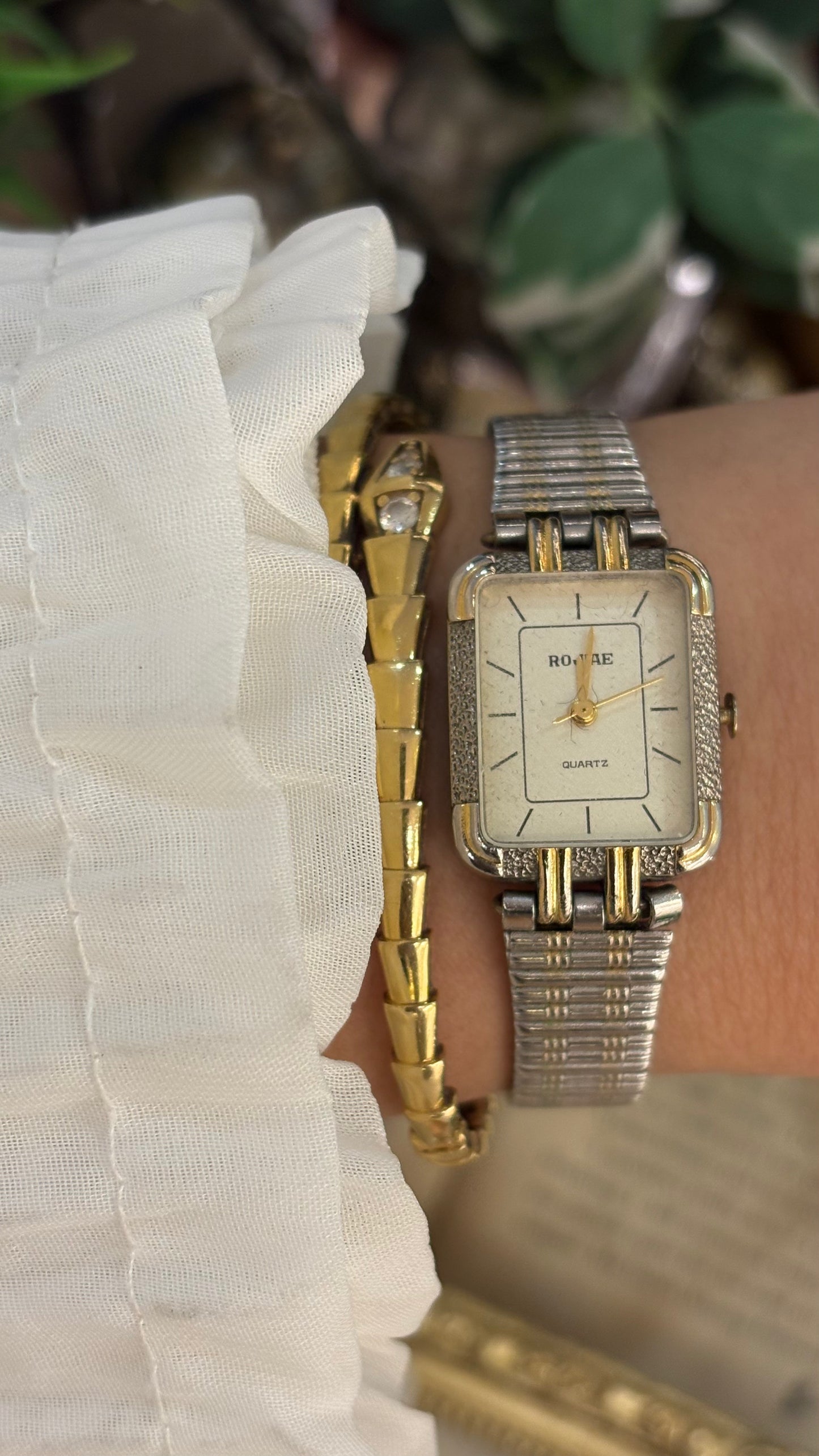 Vintage Rojiae Texture Accent on Bezel Minimalist Watch in Two-Tone Quartz