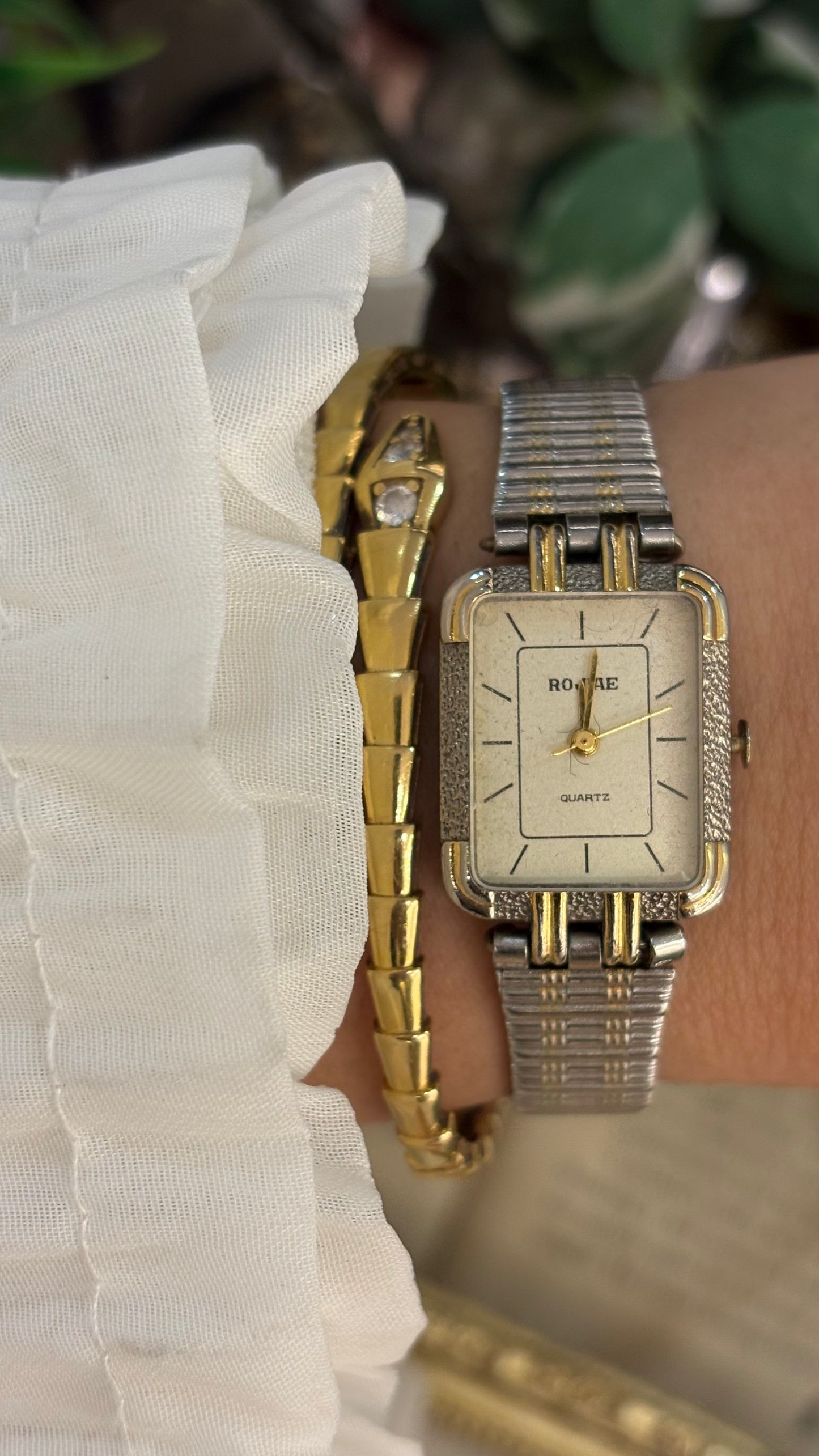 Vintage Rojiae Texture Accent on Bezel Minimalist Watch in Two-Tone Quartz