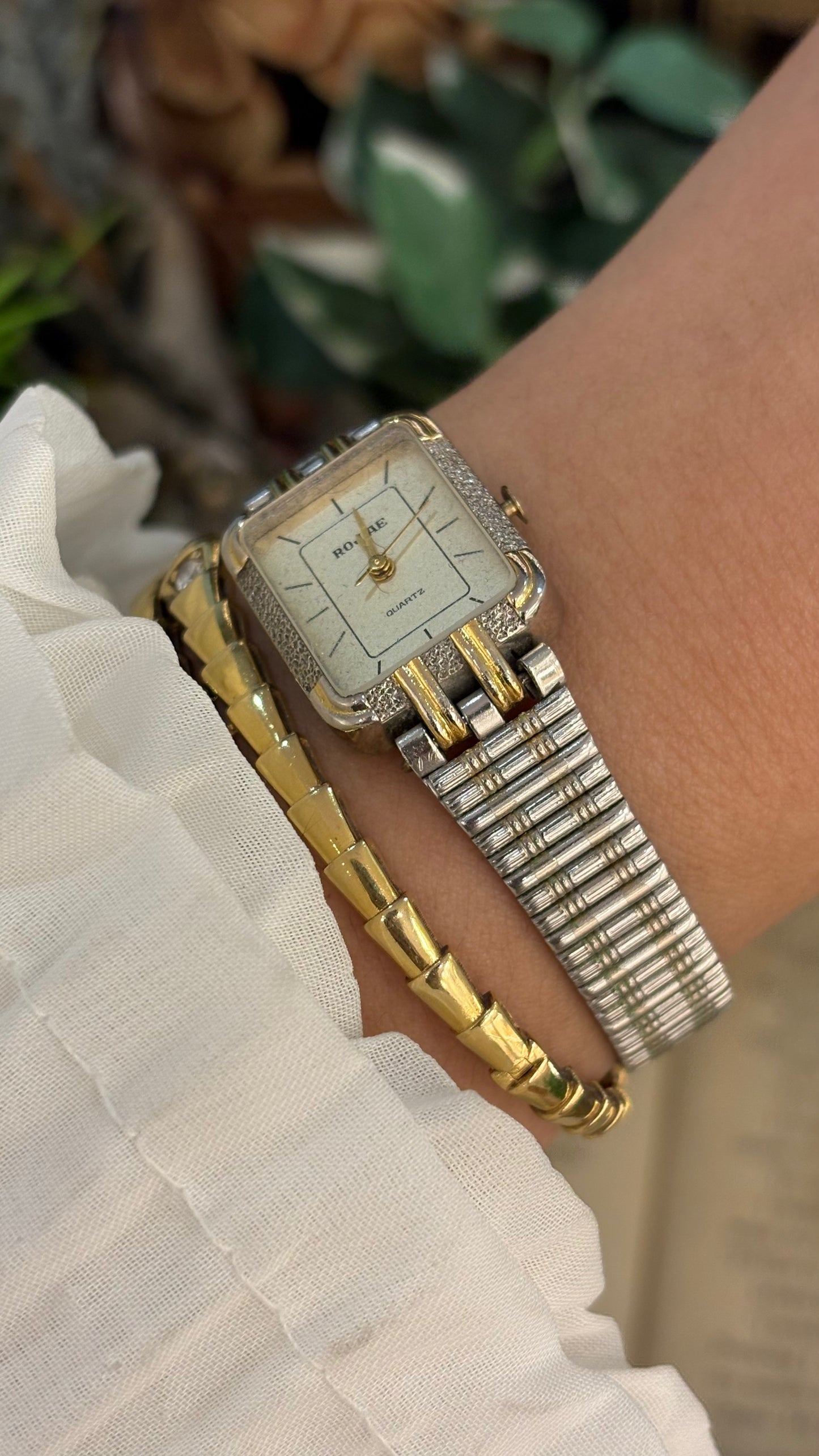 Vintage Rojiae Texture Accent on Bezel Minimalist Watch in Two-Tone Quartz