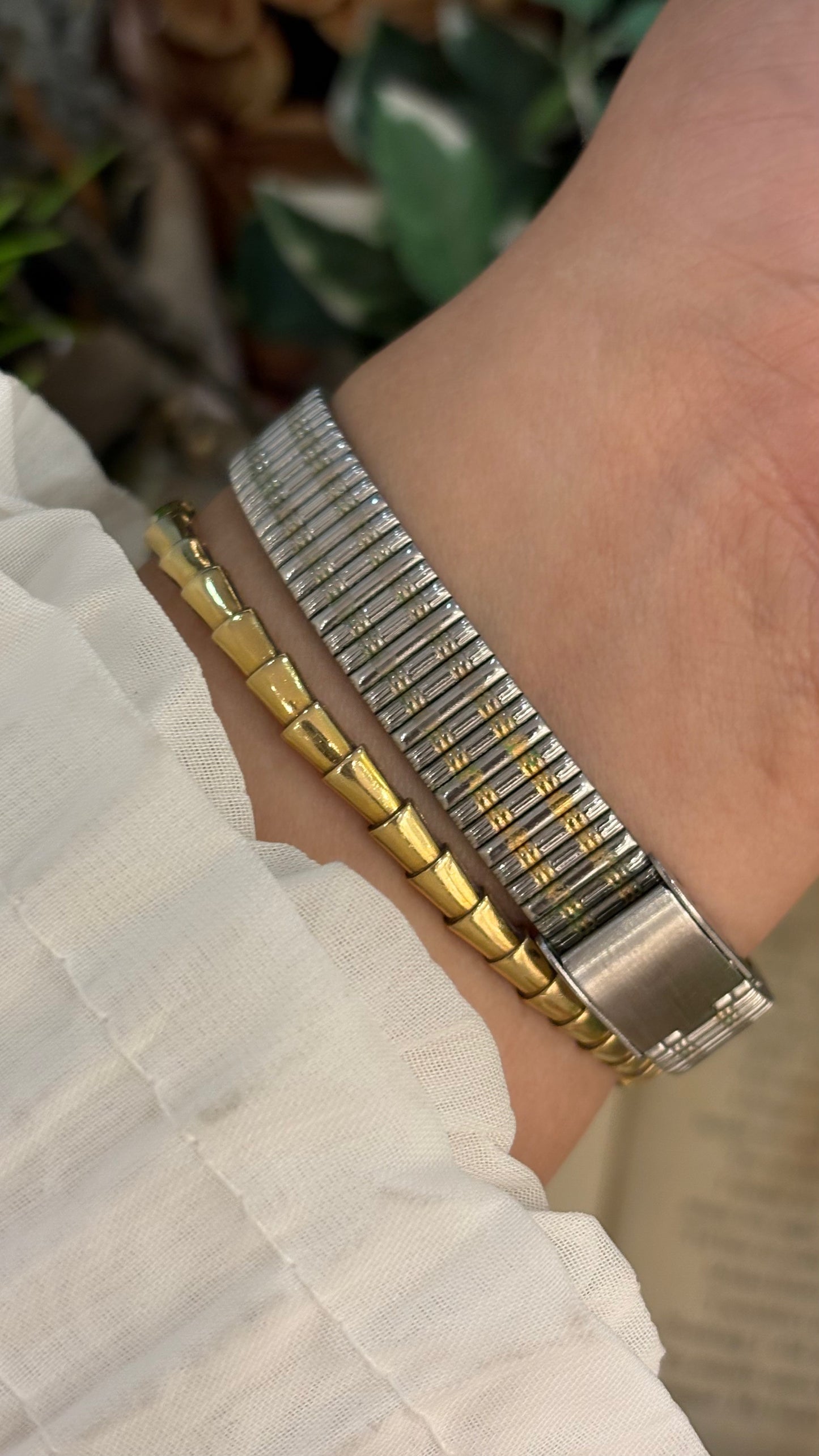 Vintage Rojiae Texture Accent on Bezel Minimalist Watch in Two-Tone Quartz