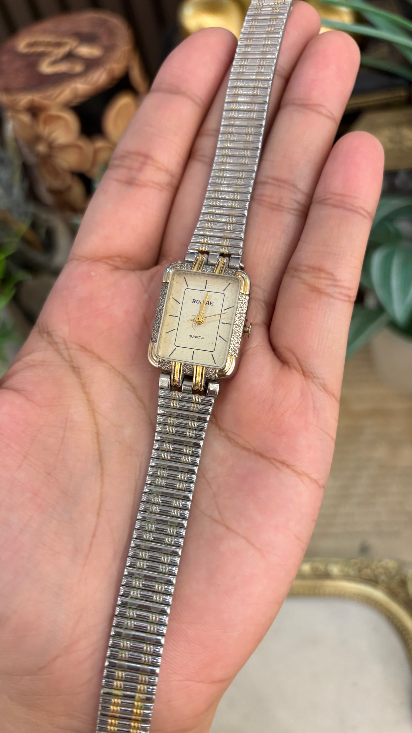 Vintage Rojiae Texture Accent on Bezel Minimalist Watch in Two-Tone Quartz