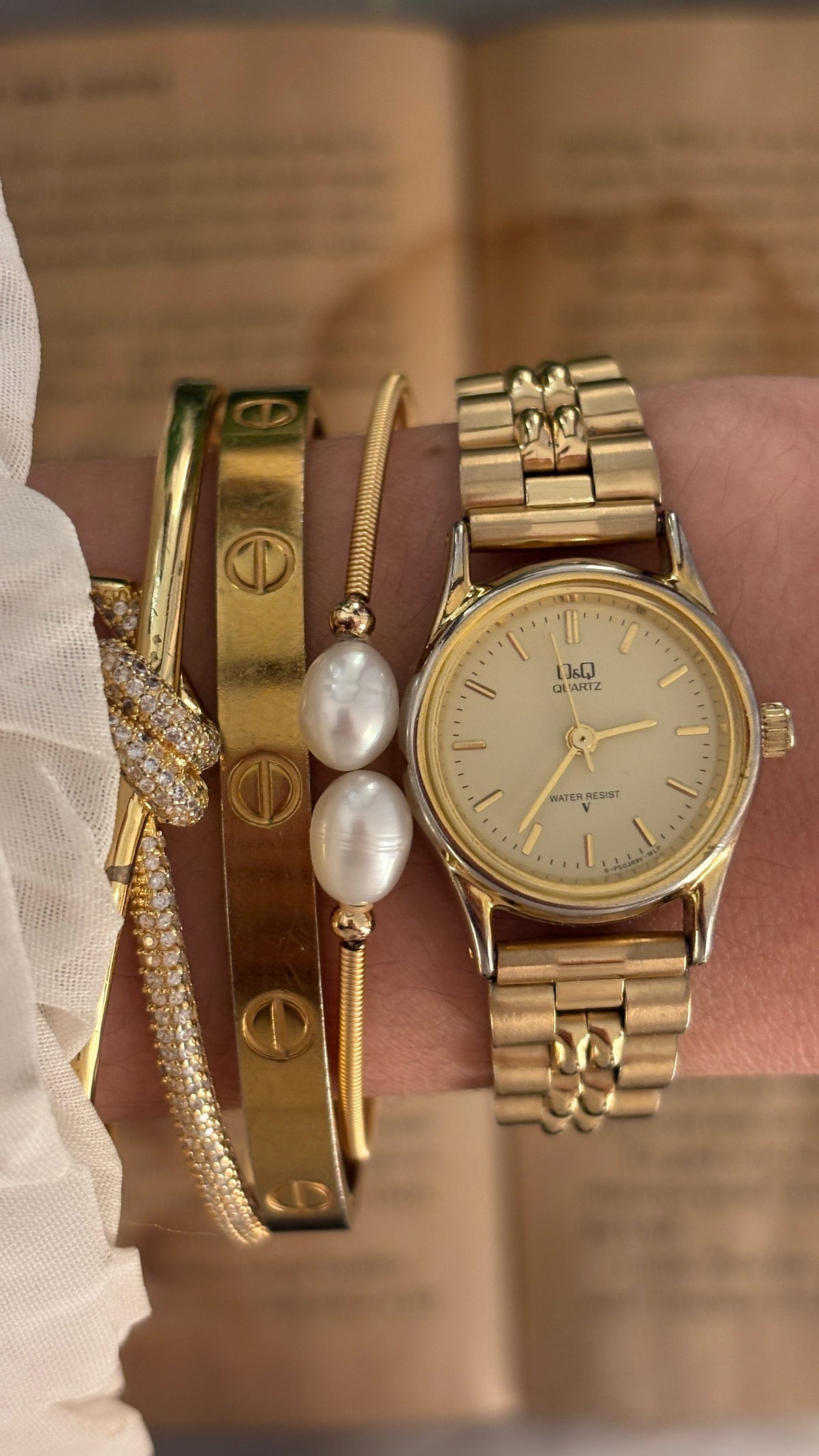 Rare Vintage Q&Q Citizen Classic Watch in Gold Tone Quartz