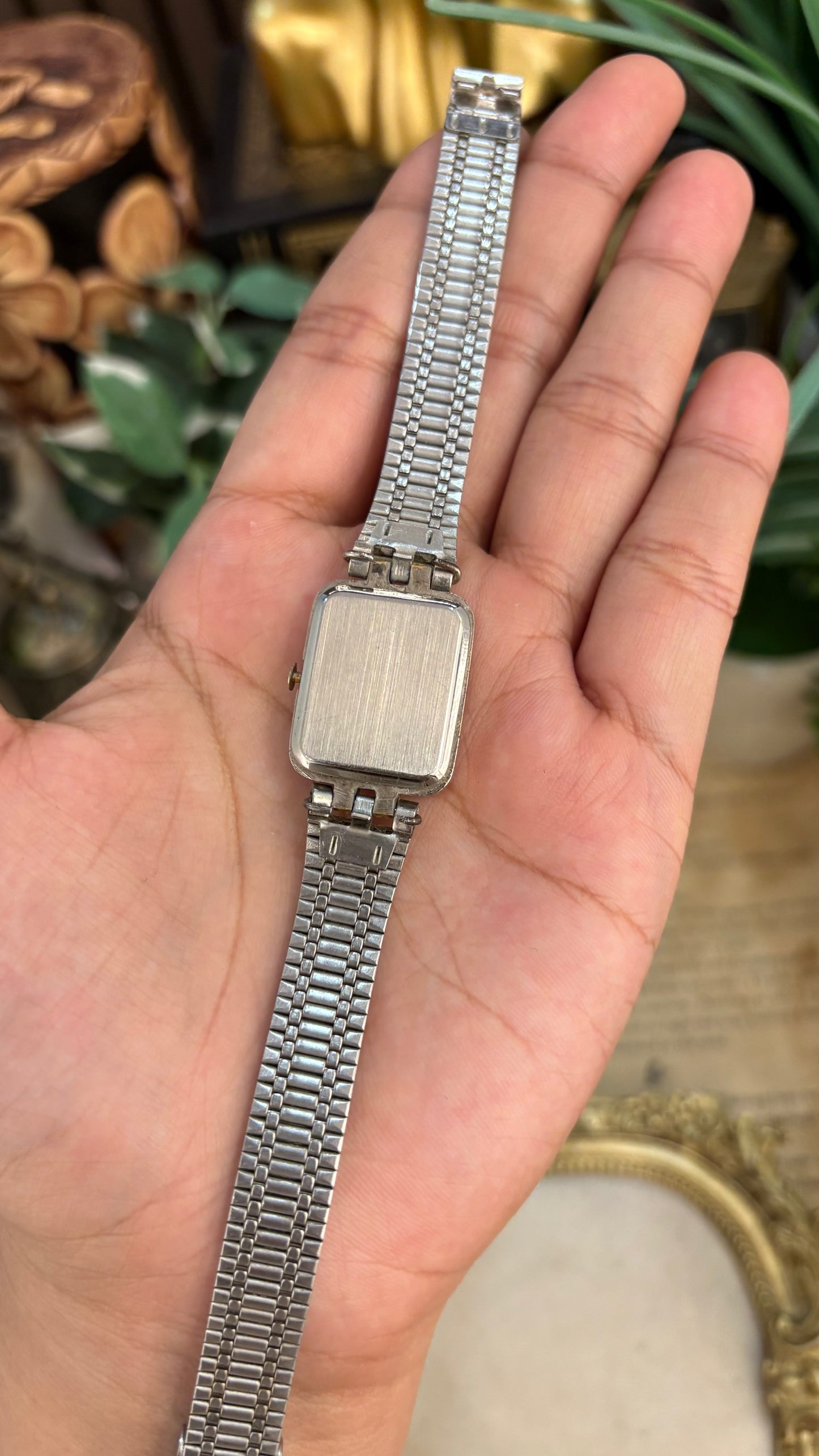 Vintage Rojiae Texture Accent on Bezel Minimalist Watch in Two-Tone Quartz