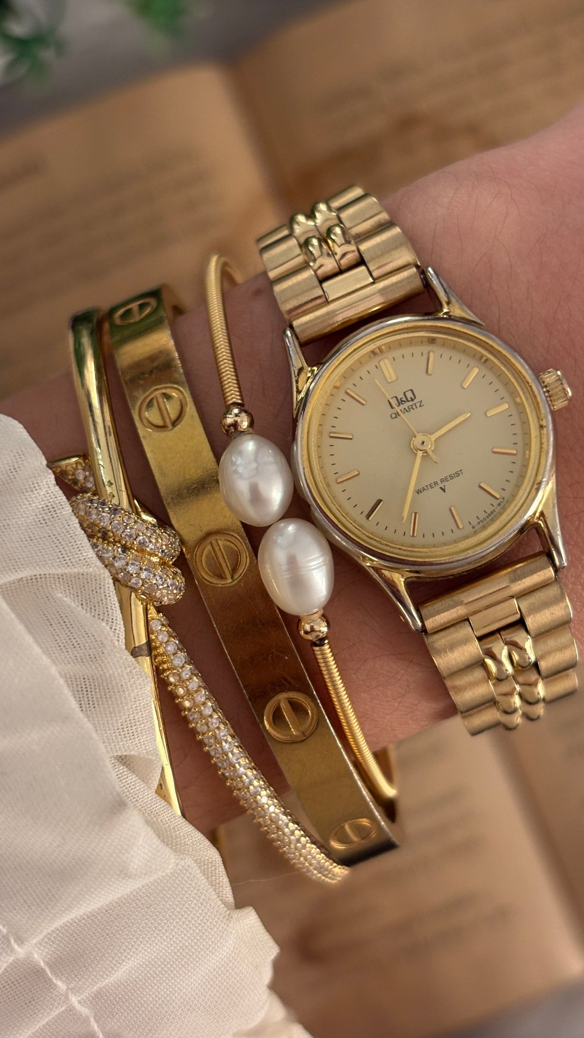 Rare Vintage Q&Q Citizen Classic Watch in Gold Tone Quartz