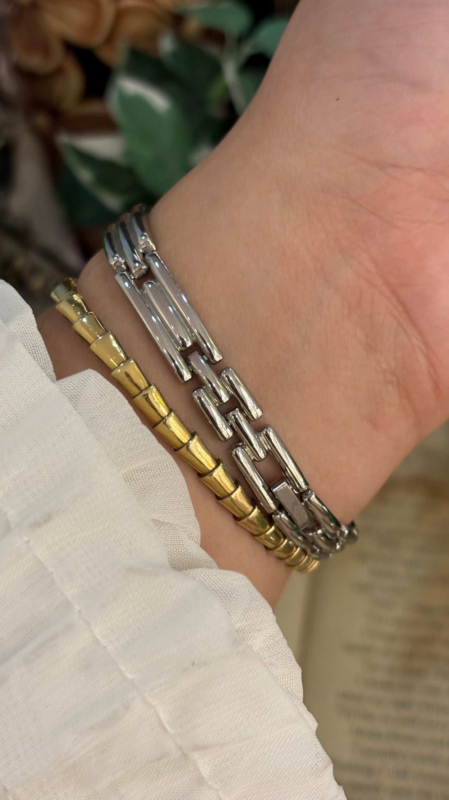Vintage Elegant Vanessa Semi-Bangle in Silver Tone Mother of Pearl Dial Quartz