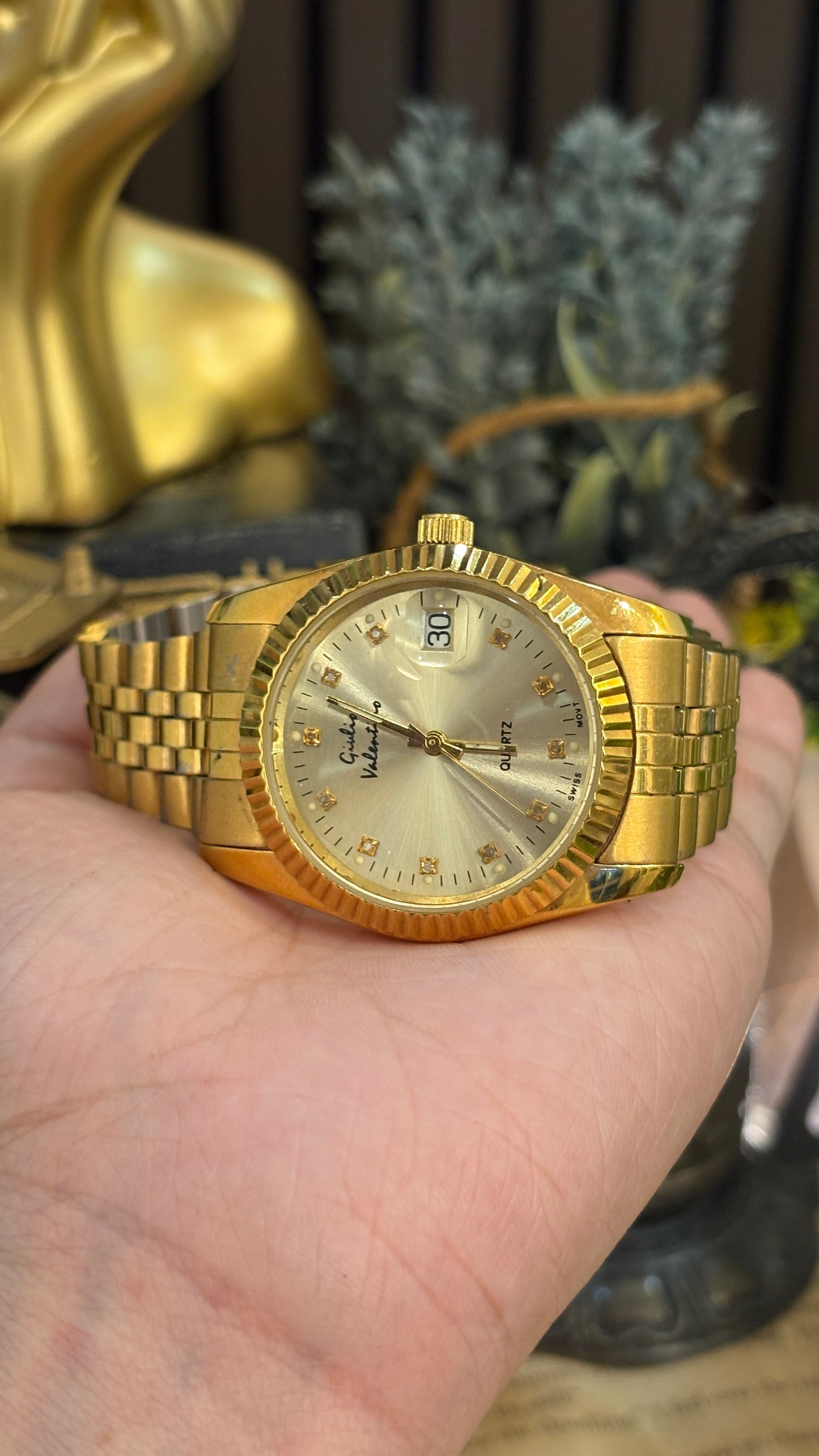 Vintage Giulio Valentino with Date Window Fluted Bezel Dress Watch in Gold Tone Quartz