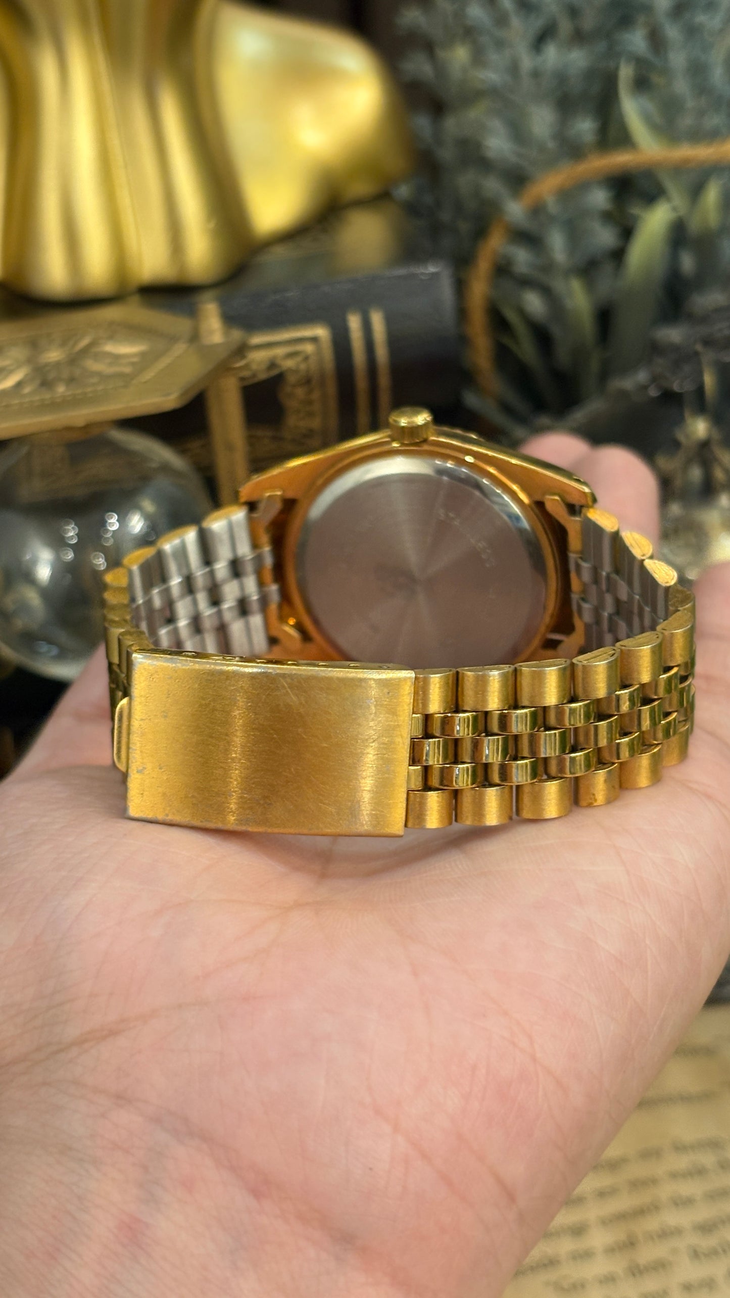 Vintage Giulio Valentino with Date Window Fluted Bezel Dress Watch in Gold Tone Quartz