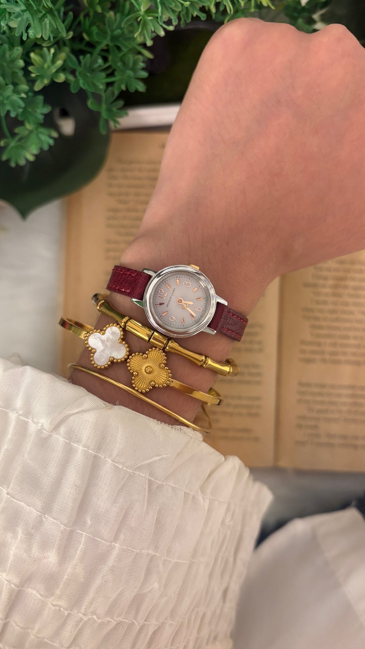 Rare Vintage Private Label Classic Watch in Silver Tone Red Leather Quartz