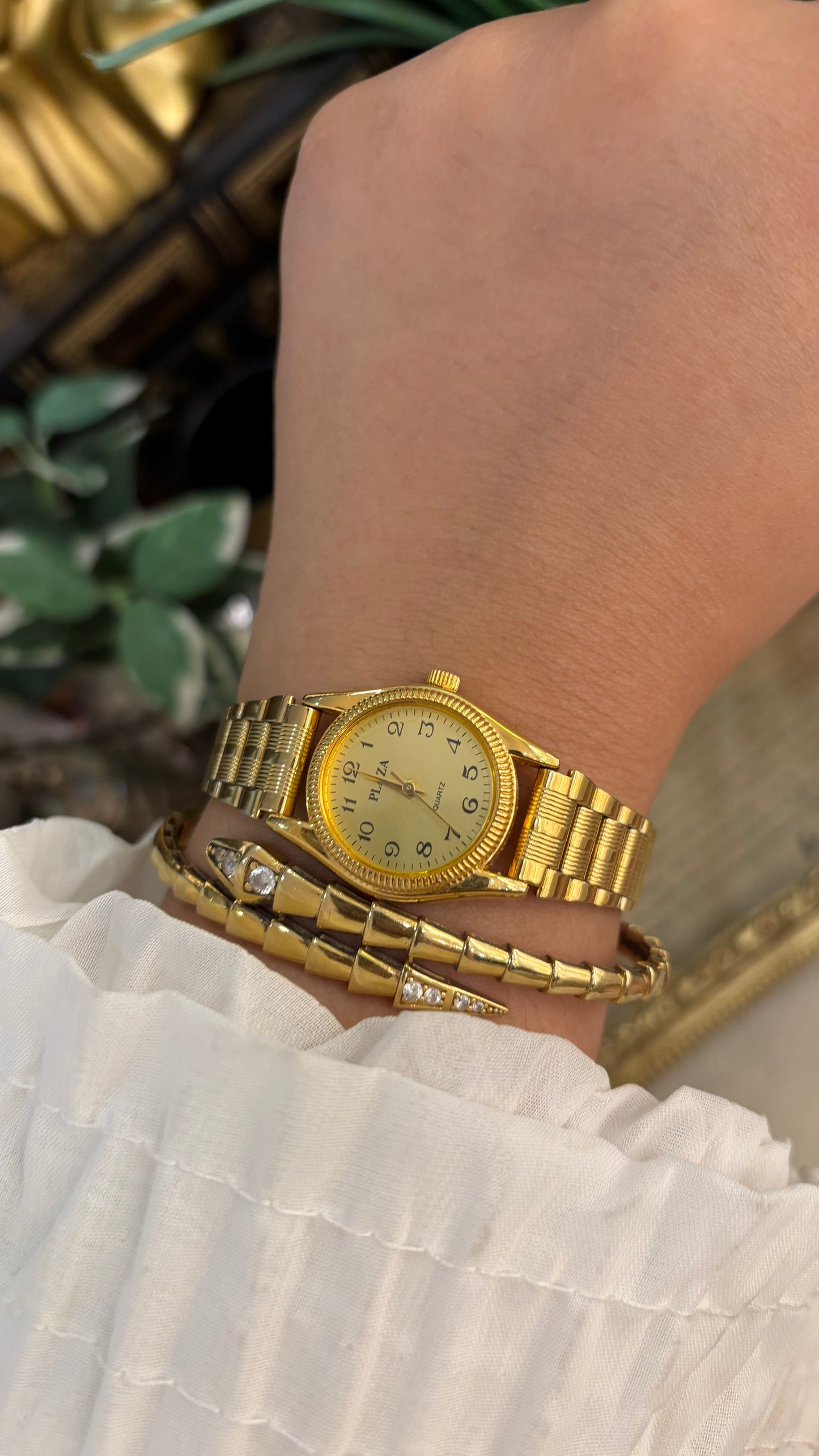 Vintage Plaza Classic Textured Bezel Watch in Gold Tone Quartz