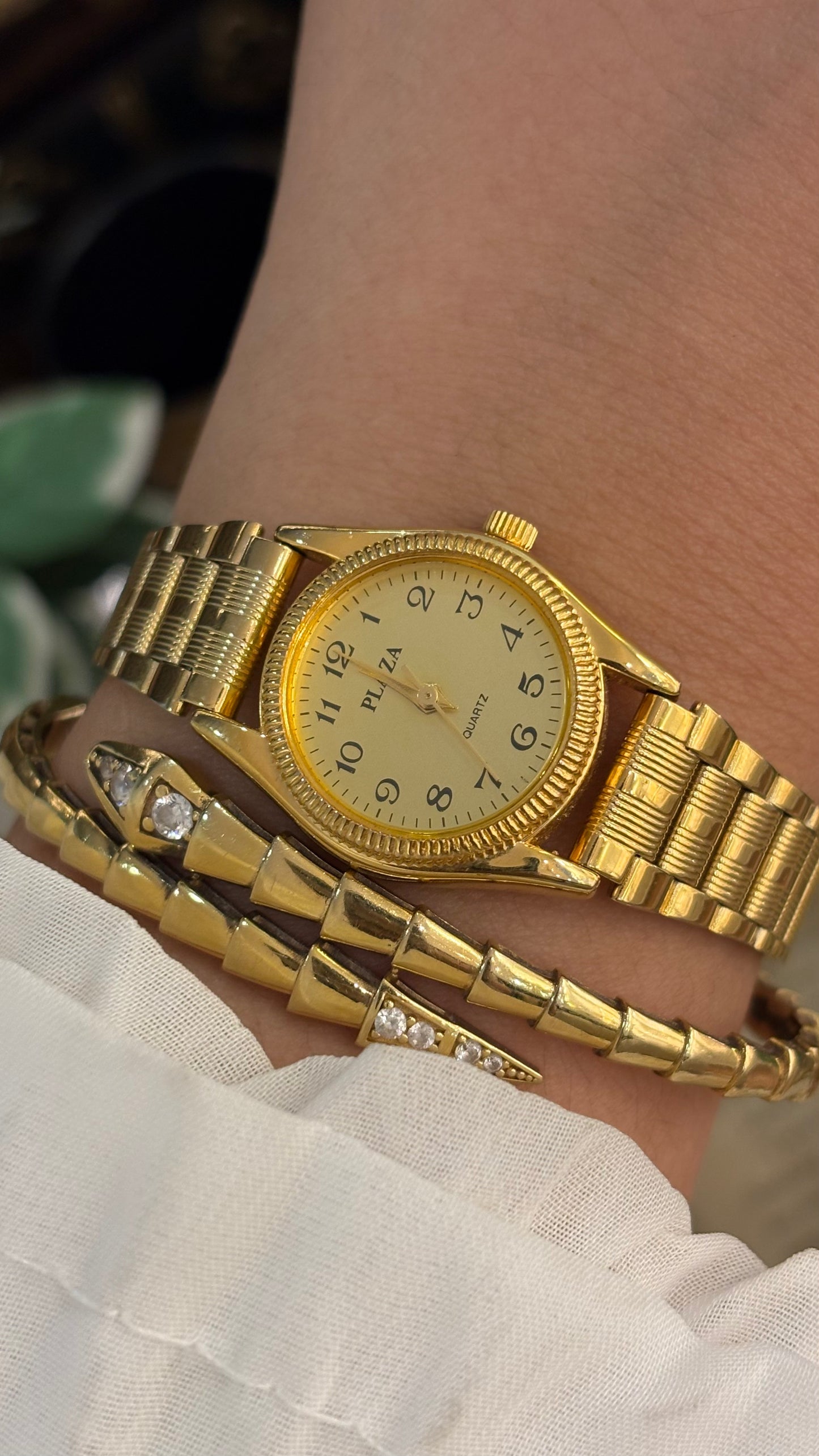 Vintage Plaza Classic Textured Bezel Watch in Gold Tone Quartz
