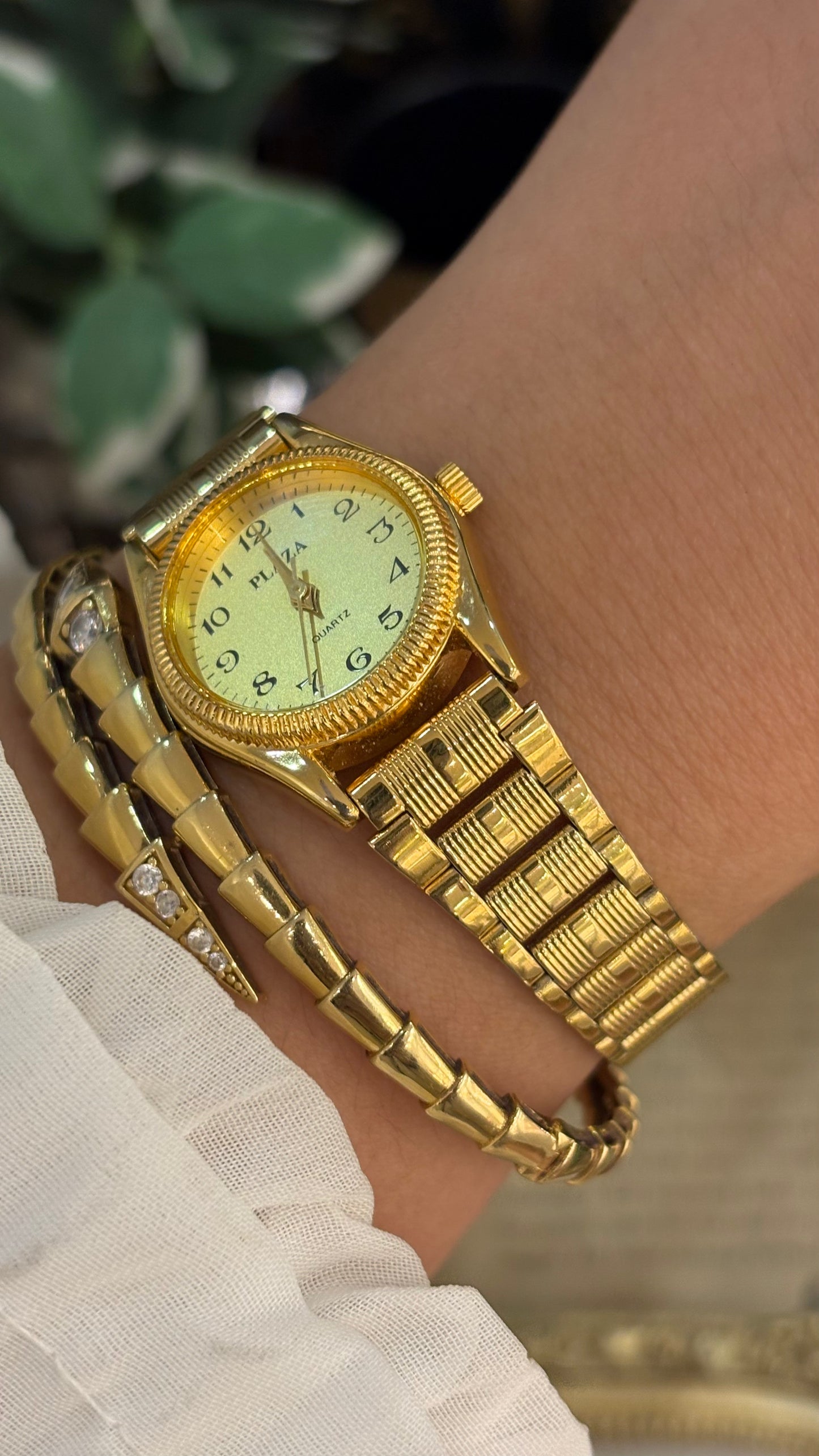 Vintage Plaza Classic Textured Bezel Watch in Gold Tone Quartz