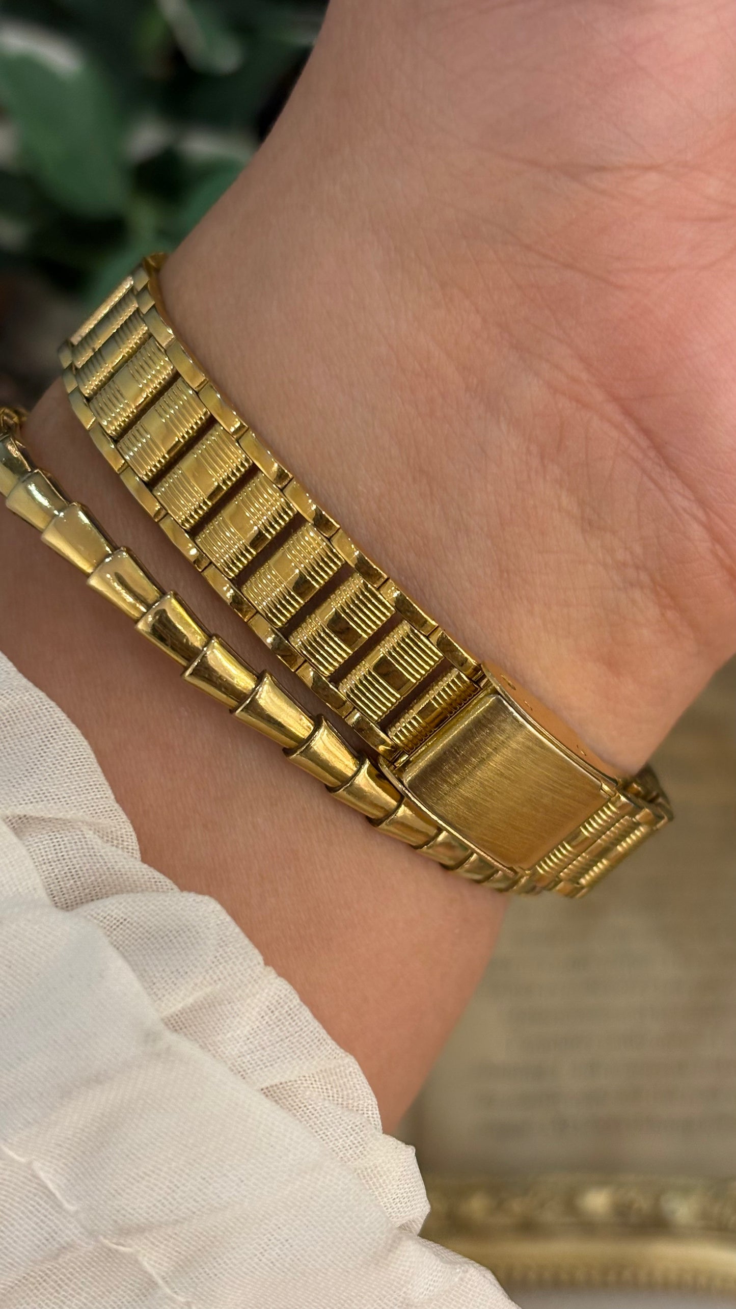 Vintage Plaza Classic Textured Bezel Watch in Gold Tone Quartz