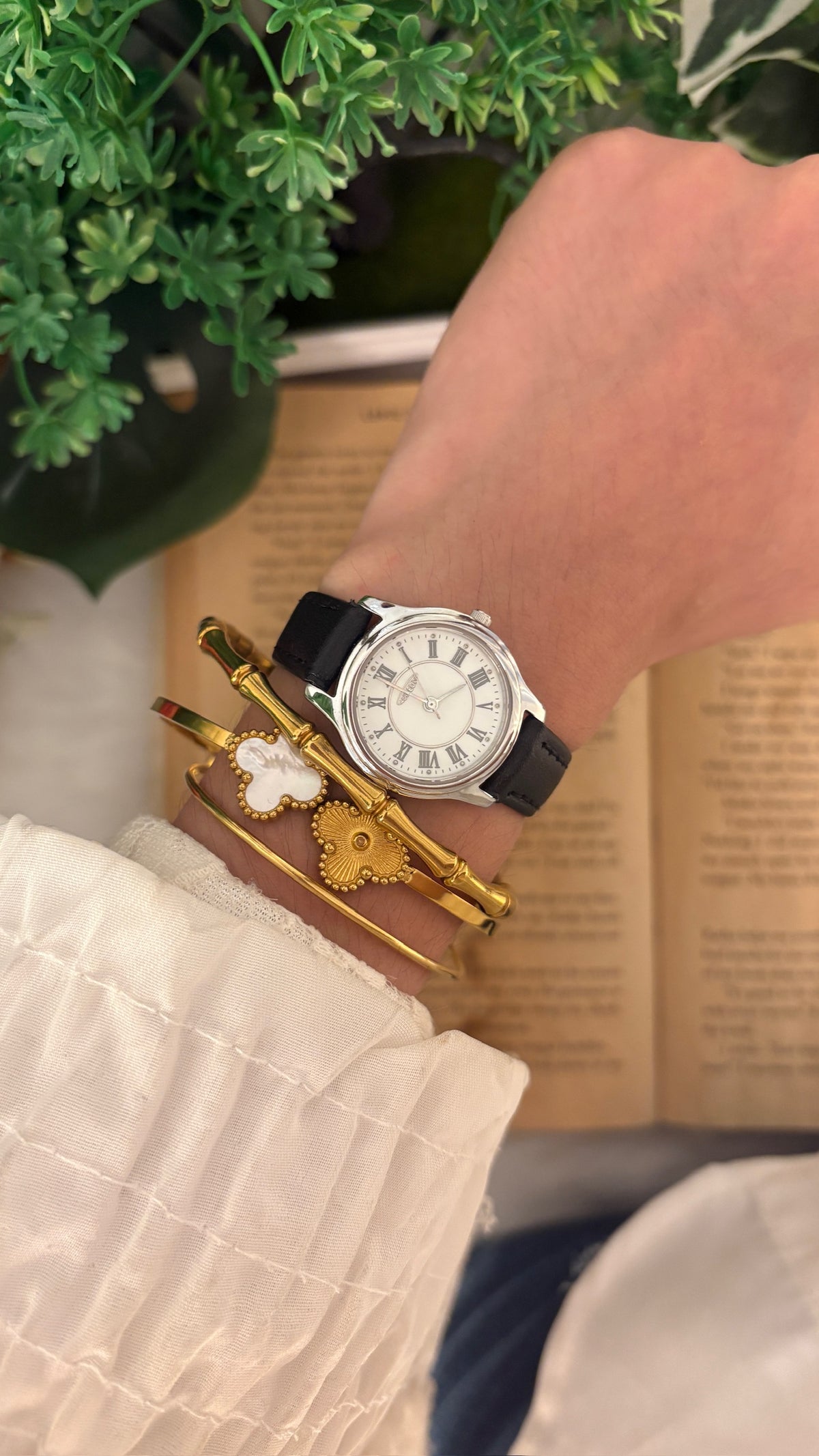 Rare Vintage Aureole Roman Dial Watch in Silver Tone Quartz