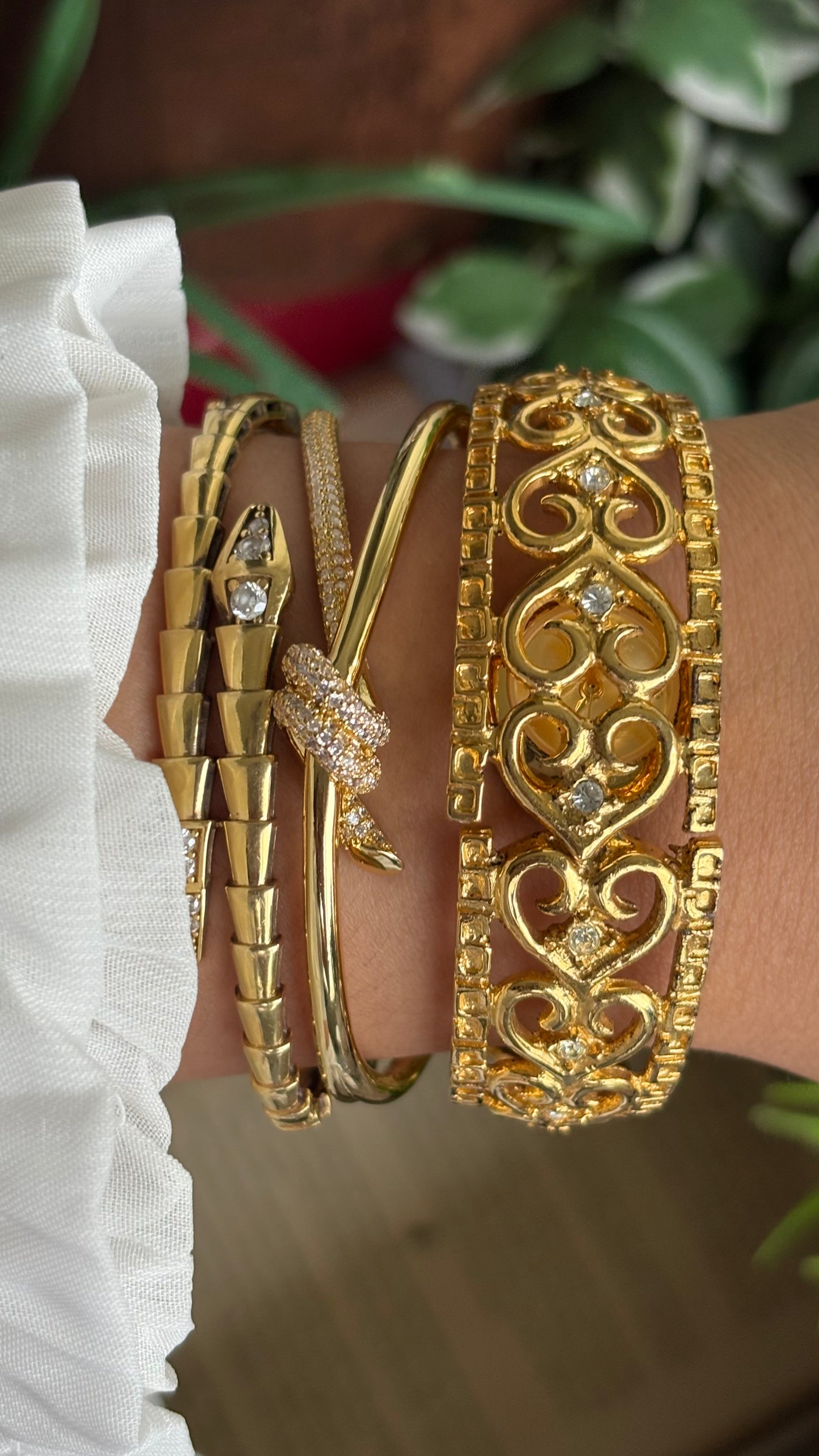 Extremely Rare Vintage Aphrodite’s Peekaboo Watch in Gold Tone Heart Details Greek Style