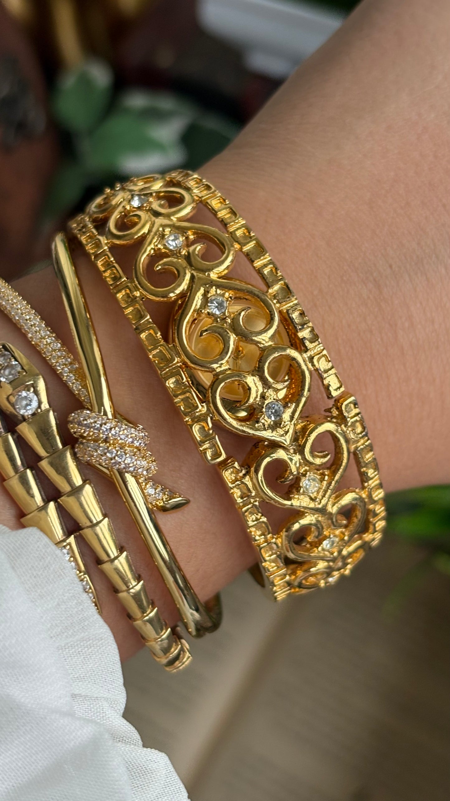 Extremely Rare Vintage Aphrodite’s Peekaboo Watch in Gold Tone Heart Details Greek Style