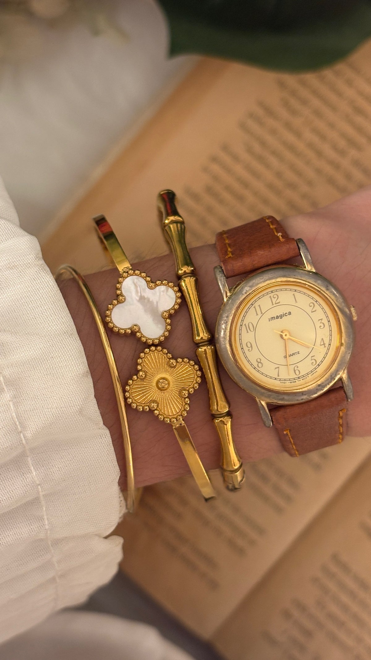 Vintage Imagica Classic Watch in Gold Tone Brown Leather Quartz