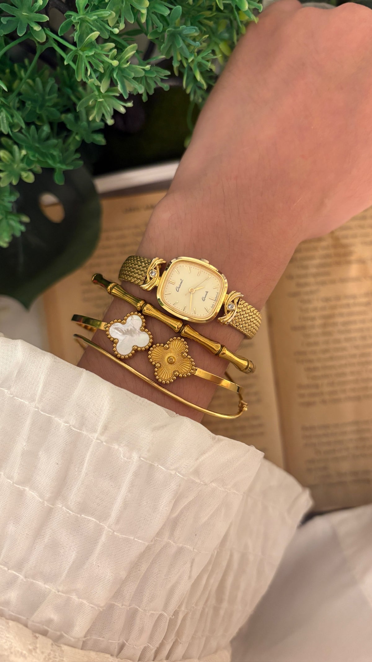 Rare Vintage Orient Seiko Elegant Rhinestone Accent Mesh Cocktail Watch in Gold Tone Quartz