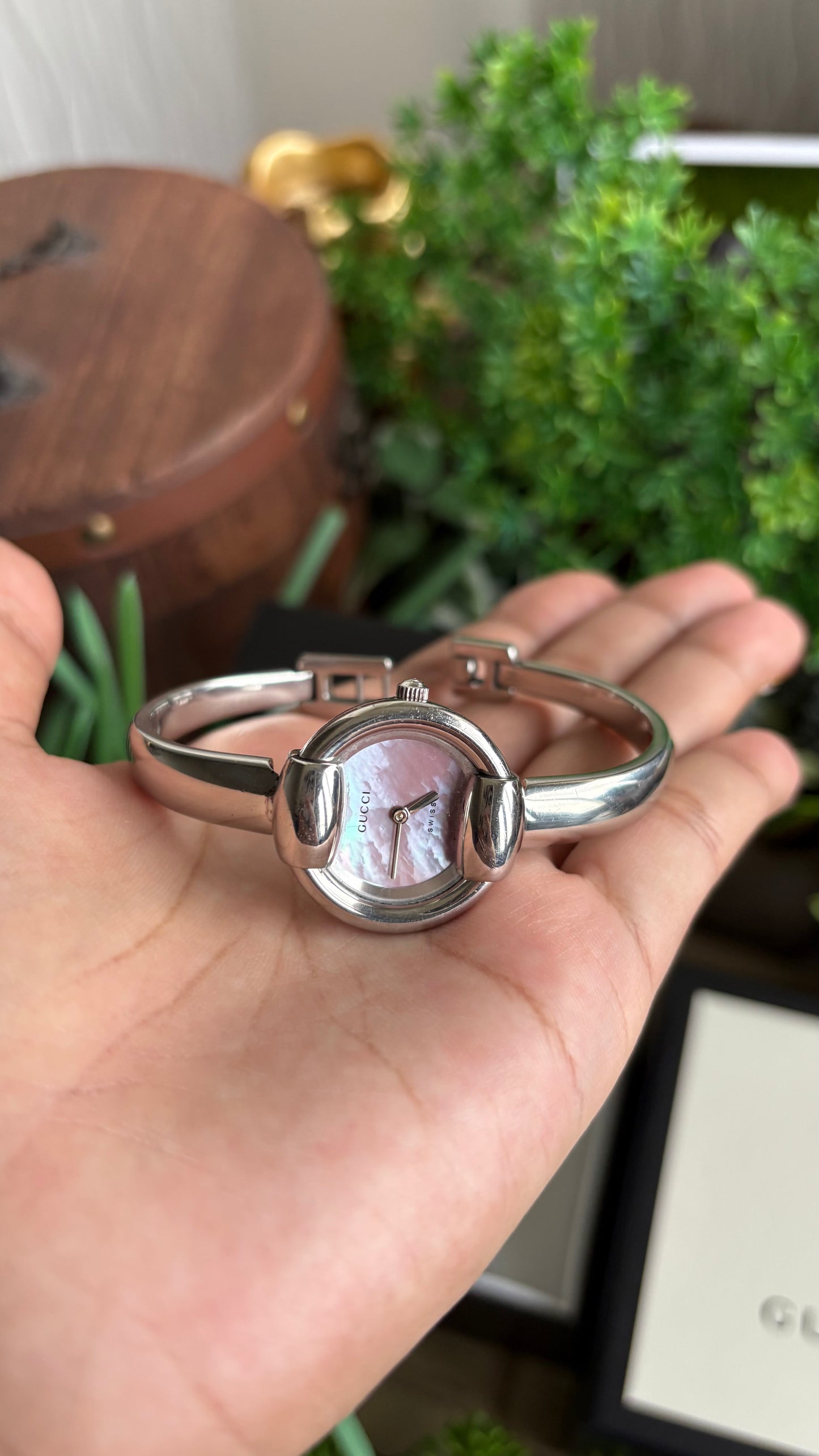 Vintage Gucci 1400L Watch in Silver Tone Mother of Pearl Pink Dial with Gucci Box