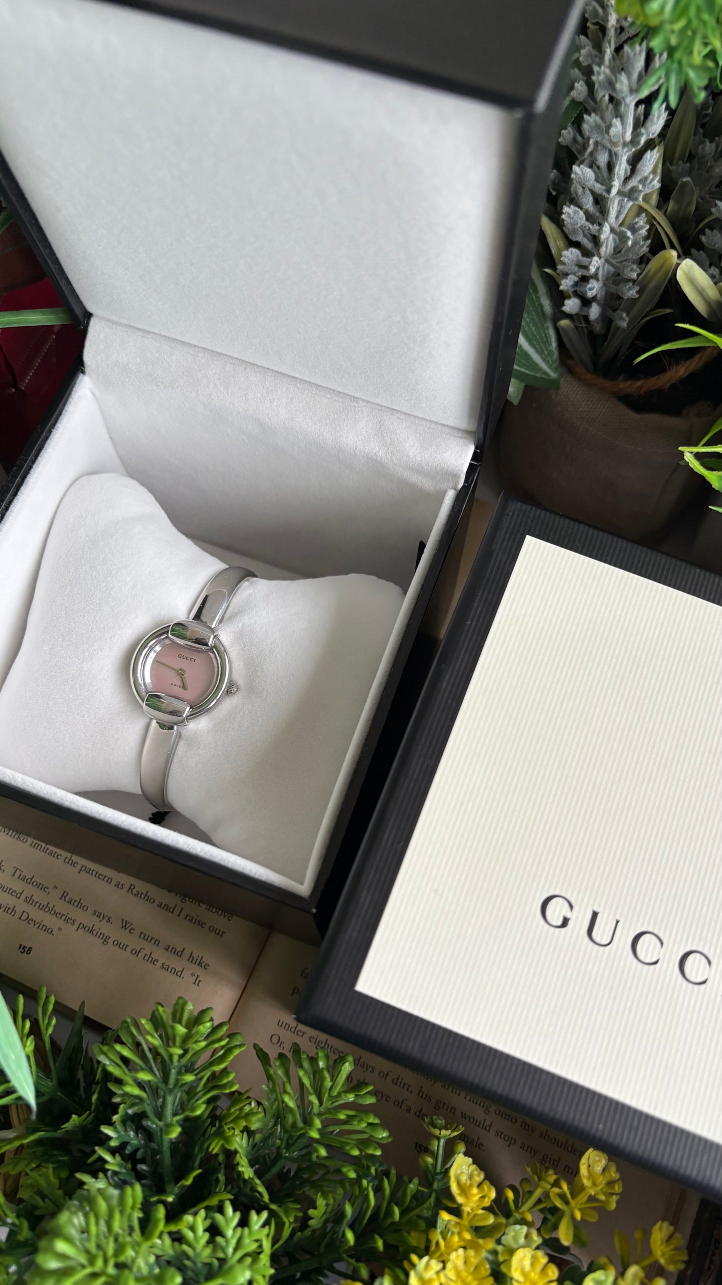Vintage Gucci 1400L Watch in Silver Tone Mother of Pearl Pink Dial with Gucci Box