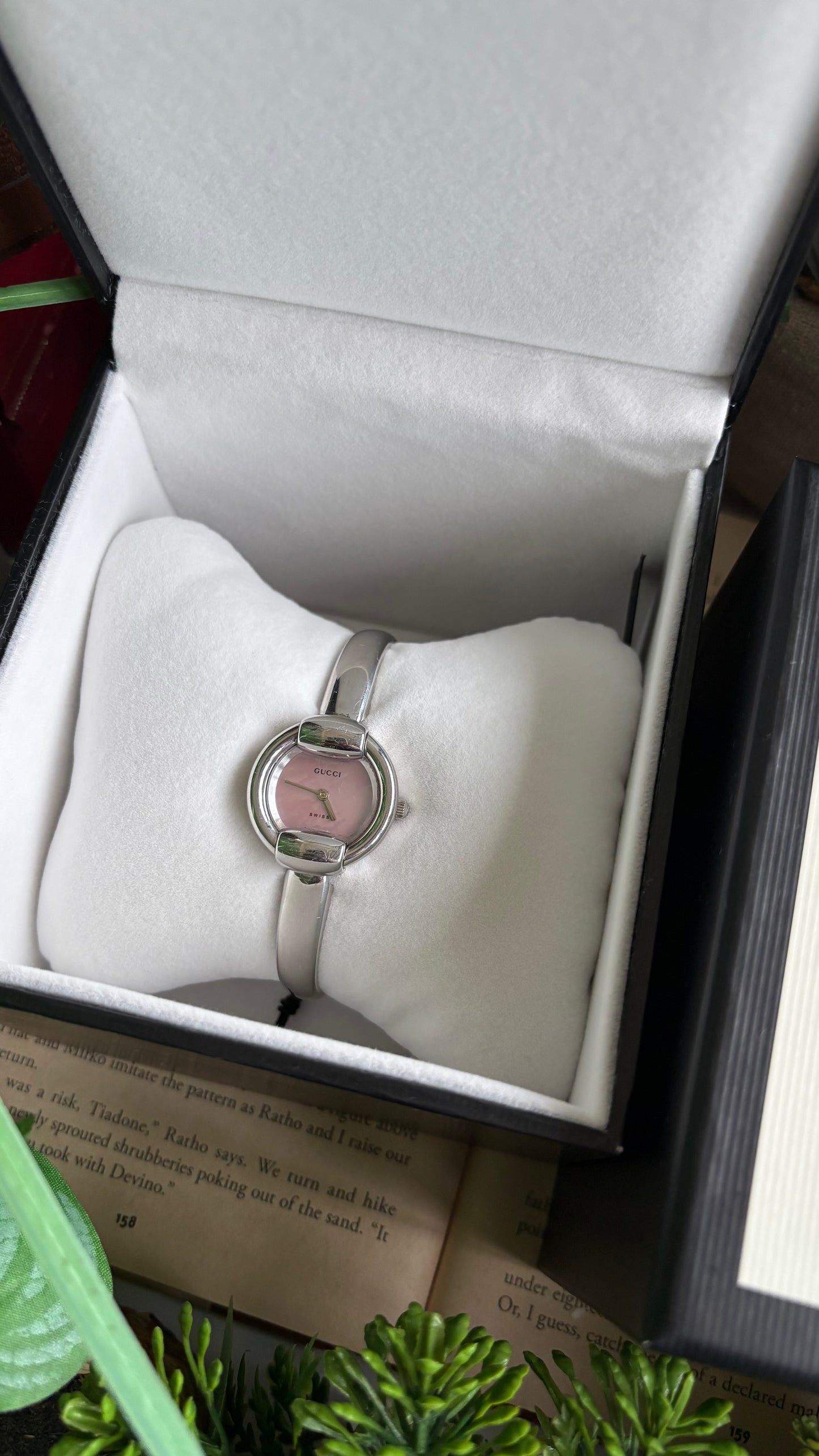 Vintage Gucci 1400L Watch in Silver Tone Mother of Pearl Pink Dial with Gucci Box