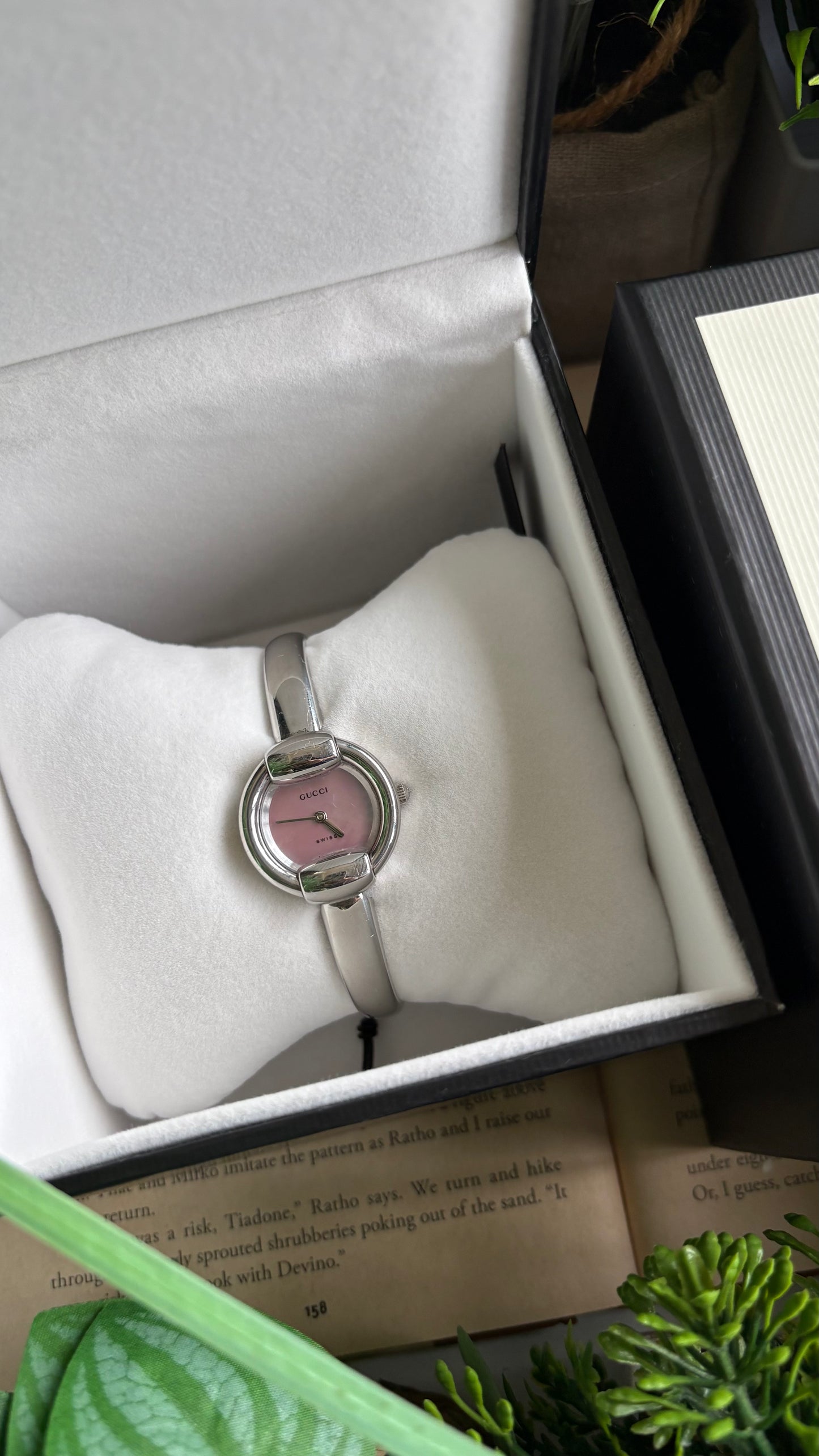 Vintage Gucci 1400L Watch in Silver Tone Mother of Pearl Pink Dial with Gucci Box