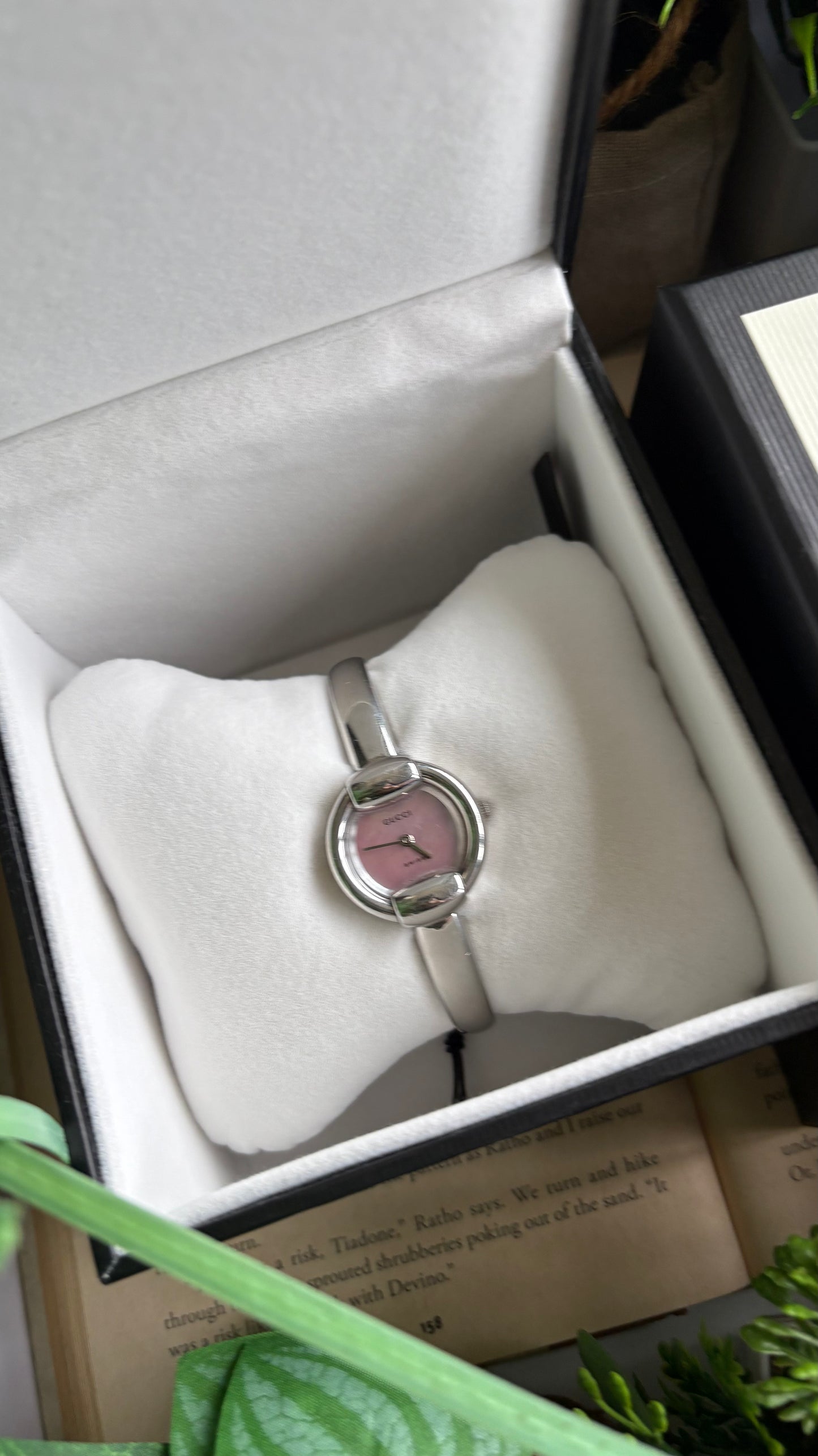 Vintage Gucci 1400L Watch in Silver Tone Mother of Pearl Pink Dial with Gucci Box