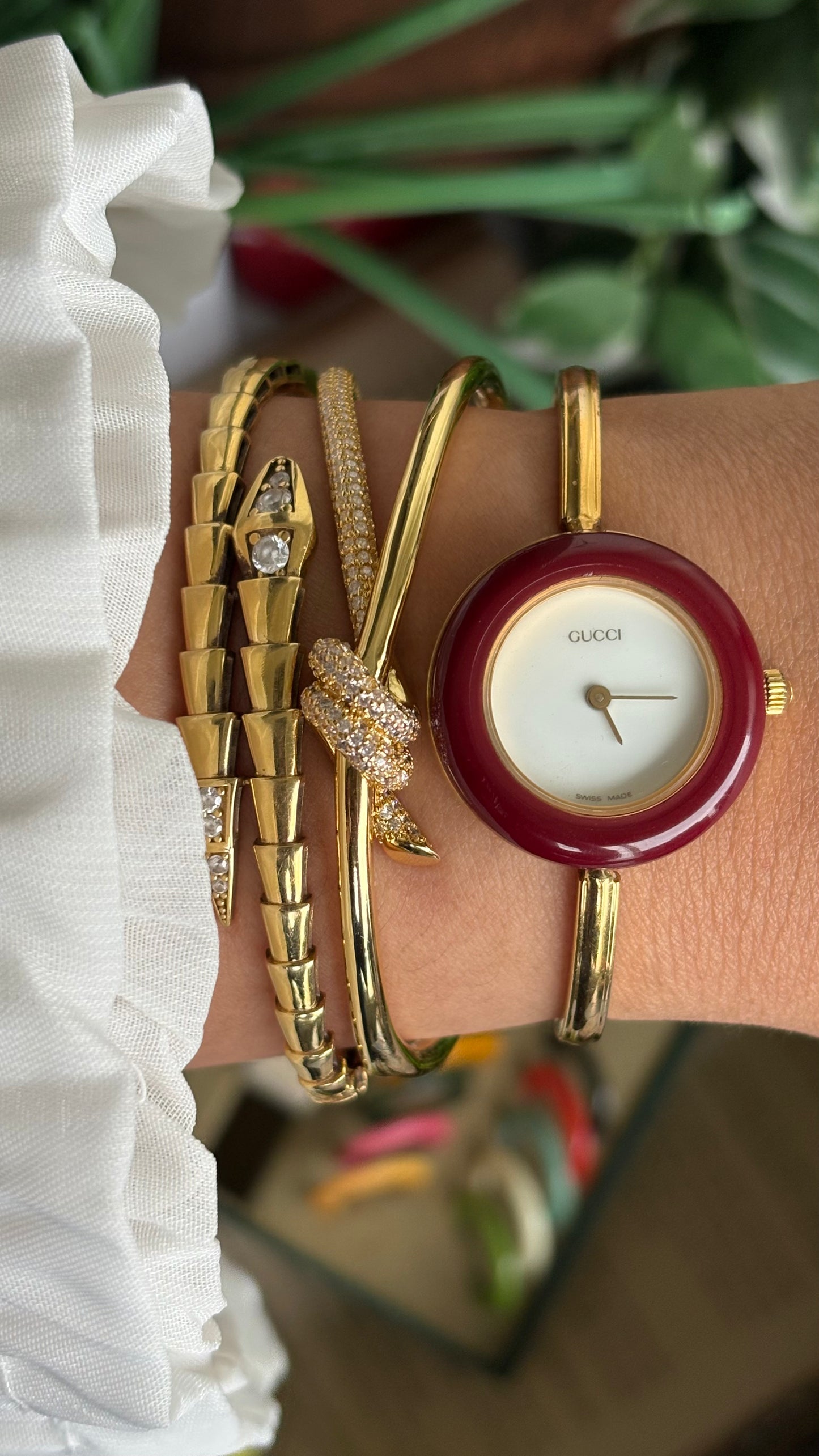 Vintage Gucci 1100L Interchangeable Bezel Set Bangle Watch in Gold Tone