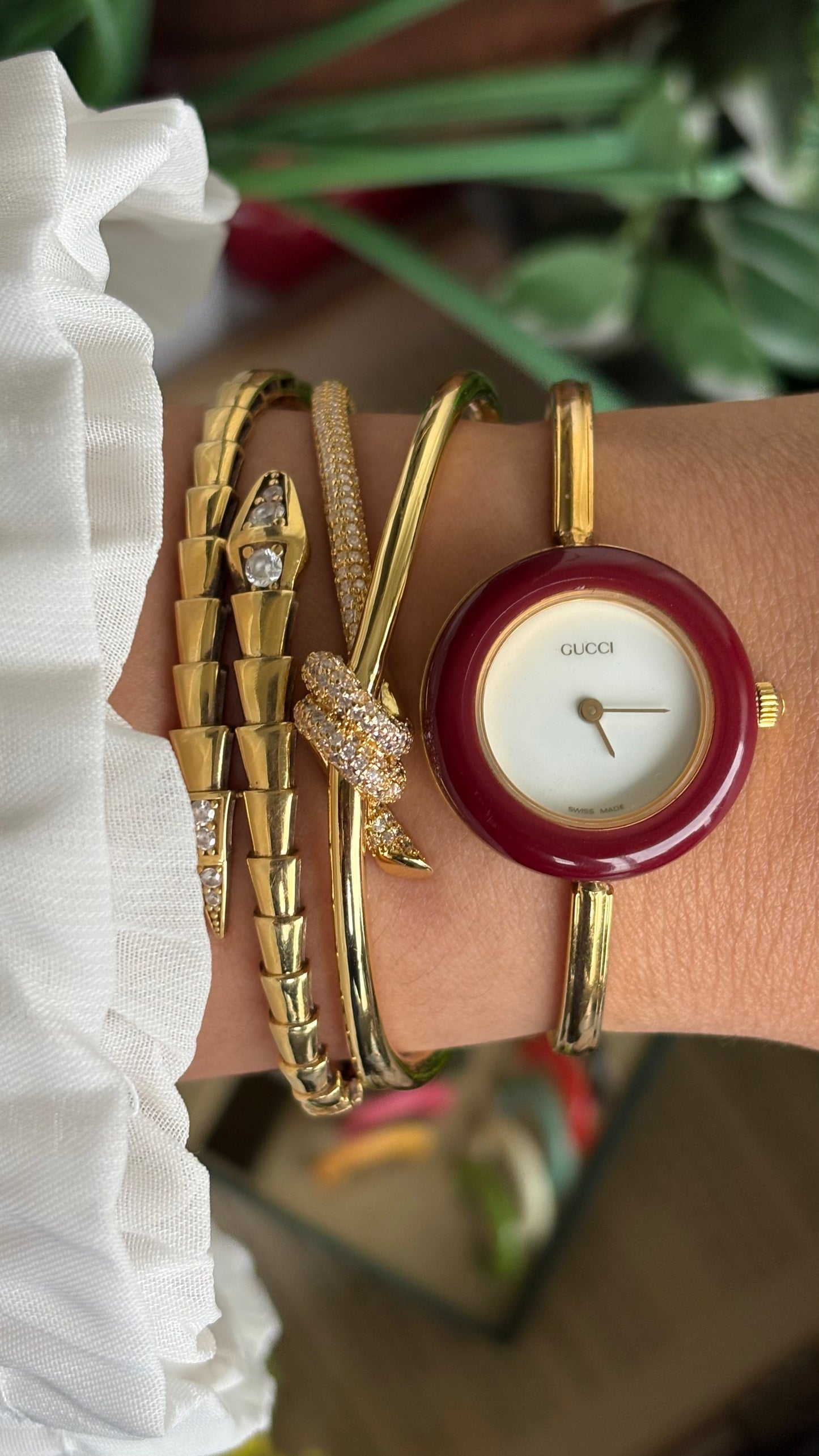 Vintage Gucci 1100L Interchangeable Bezel Set Bangle Watch in Gold Tone
