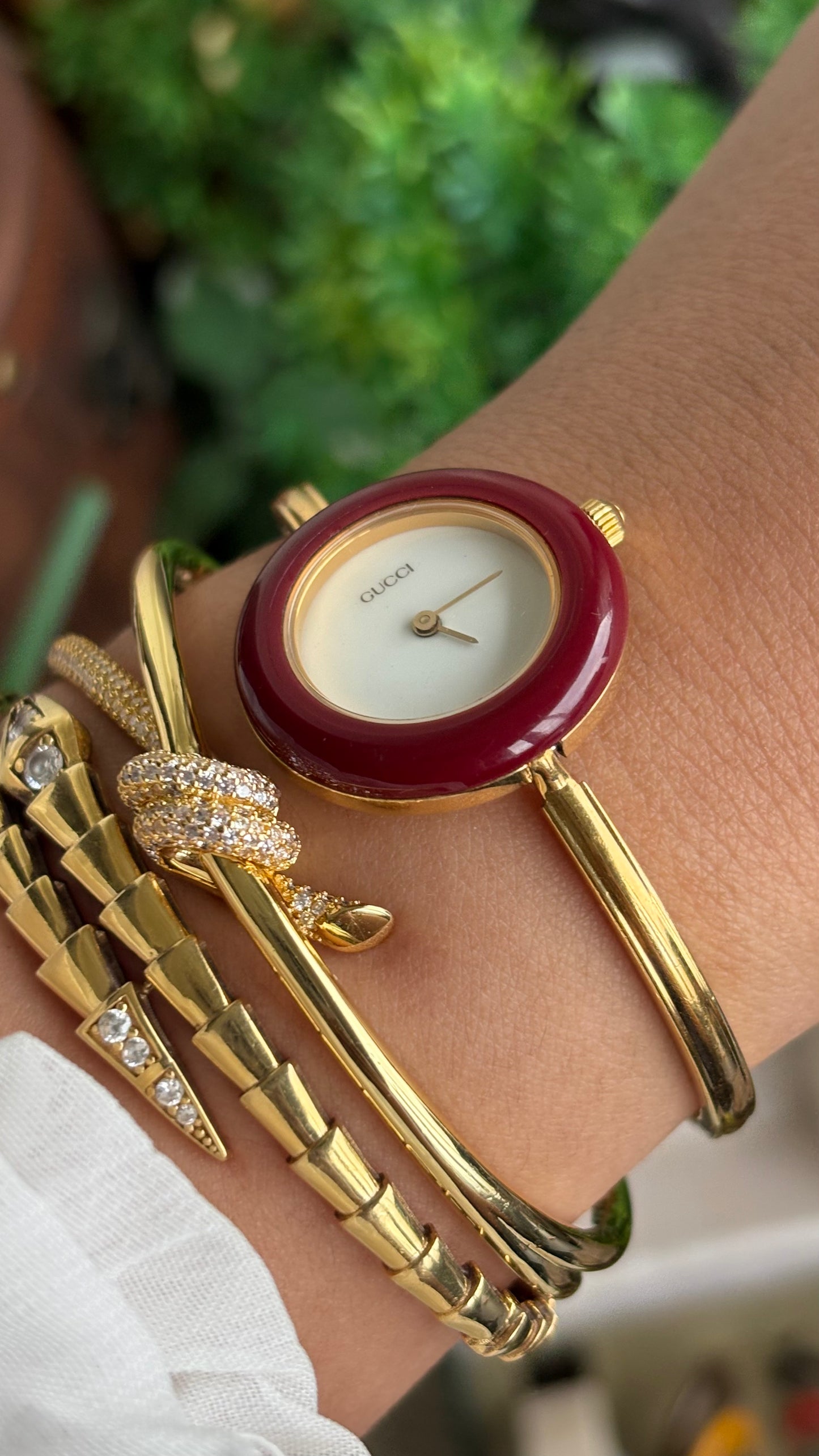 Vintage Gucci 1100L Interchangeable Bezel Set Bangle Watch in Gold Tone