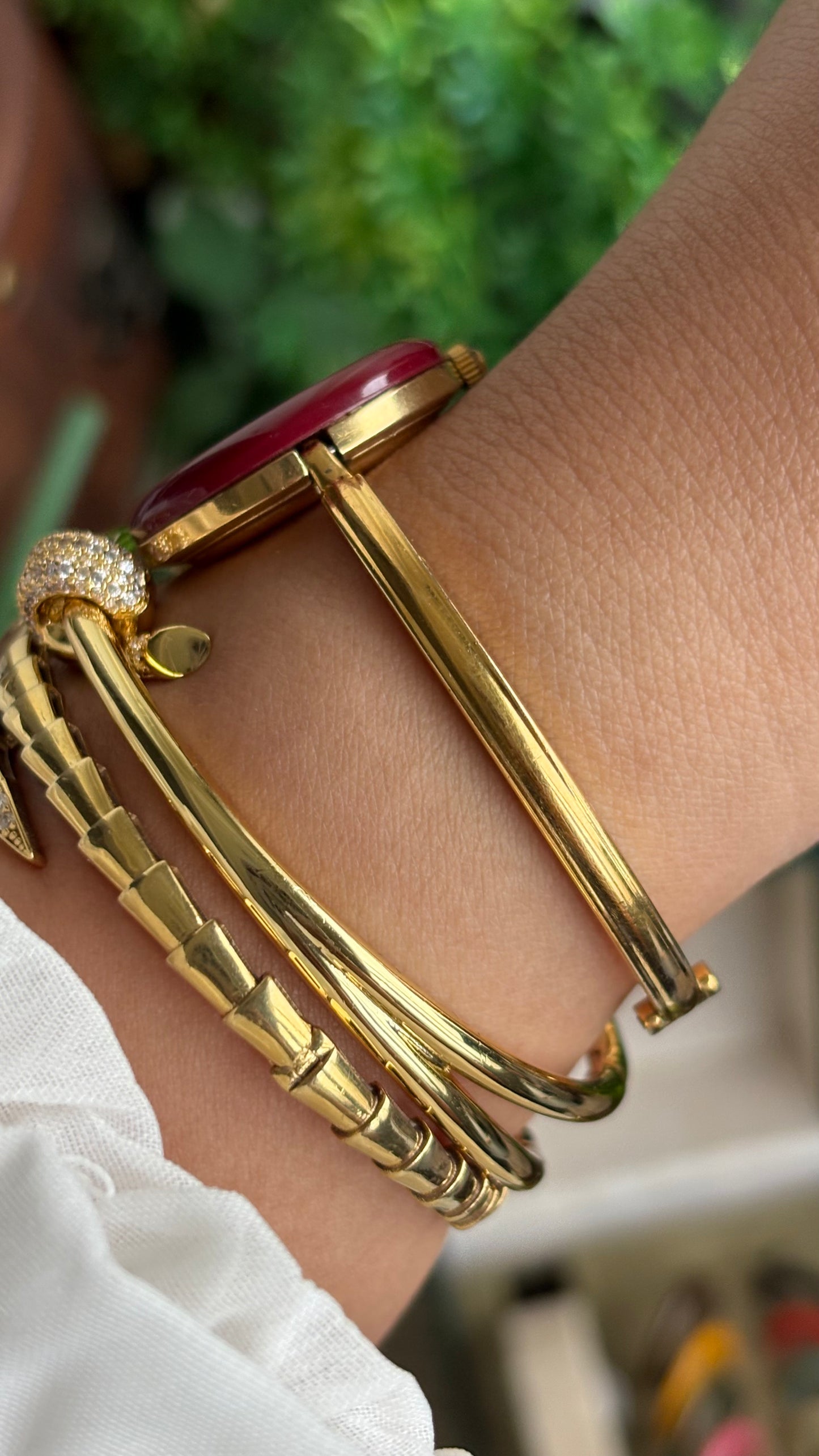 Vintage Gucci 1100L Interchangeable Bezel Set Bangle Watch in Gold Tone