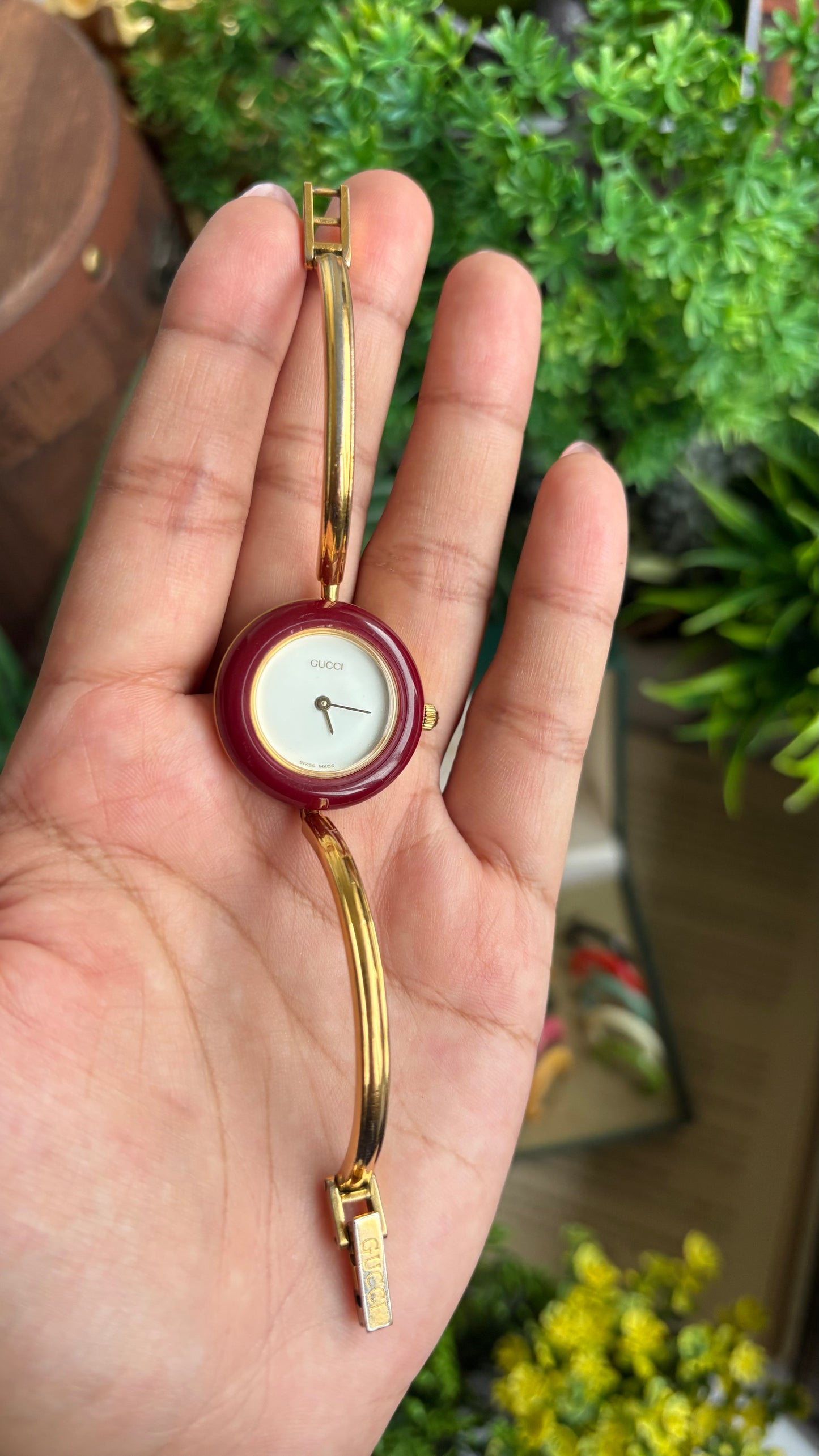 Vintage Gucci 1100L Interchangeable Bezel Set Bangle Watch in Gold Tone