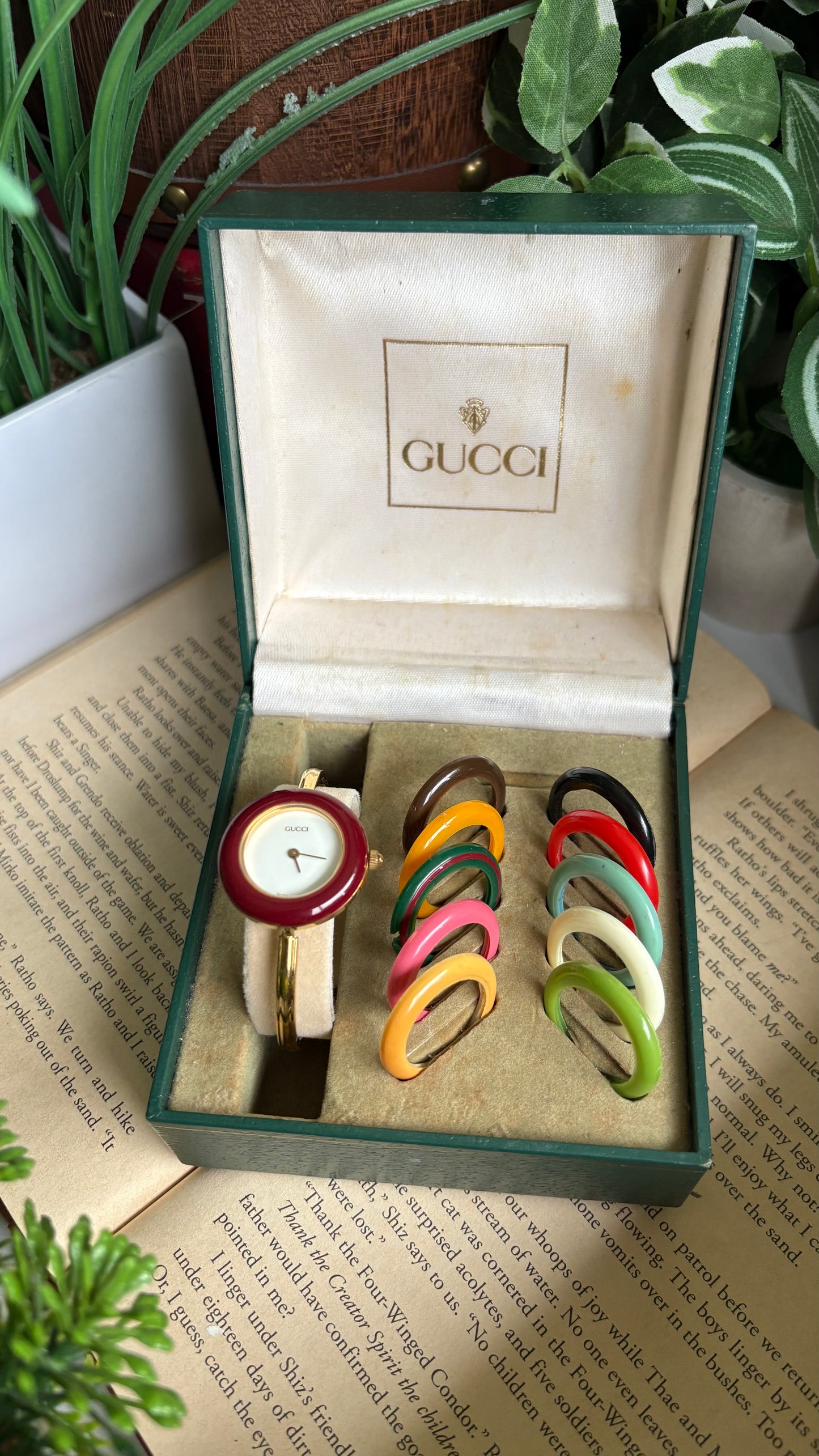 Vintage Gucci 1100L Interchangeable Bezel Set Bangle Watch in Gold Tone