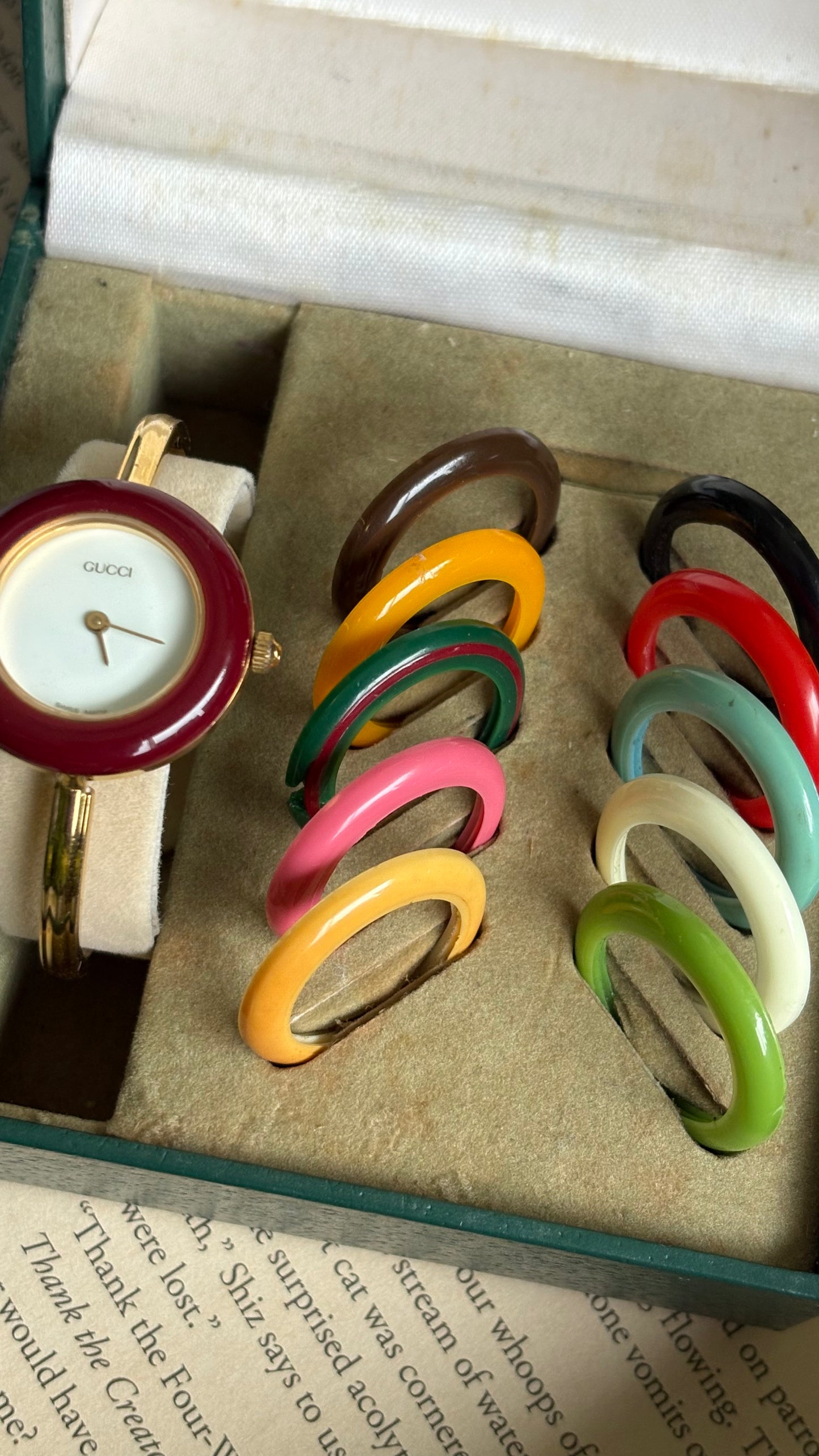 Vintage Gucci 1100L Interchangeable Bezel Set Bangle Watch in Gold Tone