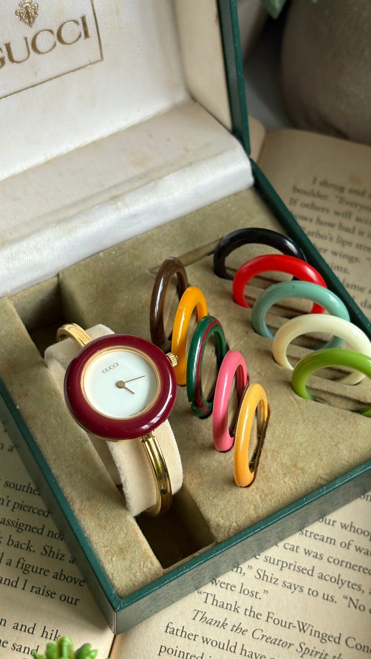 Vintage Gucci 1100L Interchangeable Bezel Set Bangle Watch in Gold Tone